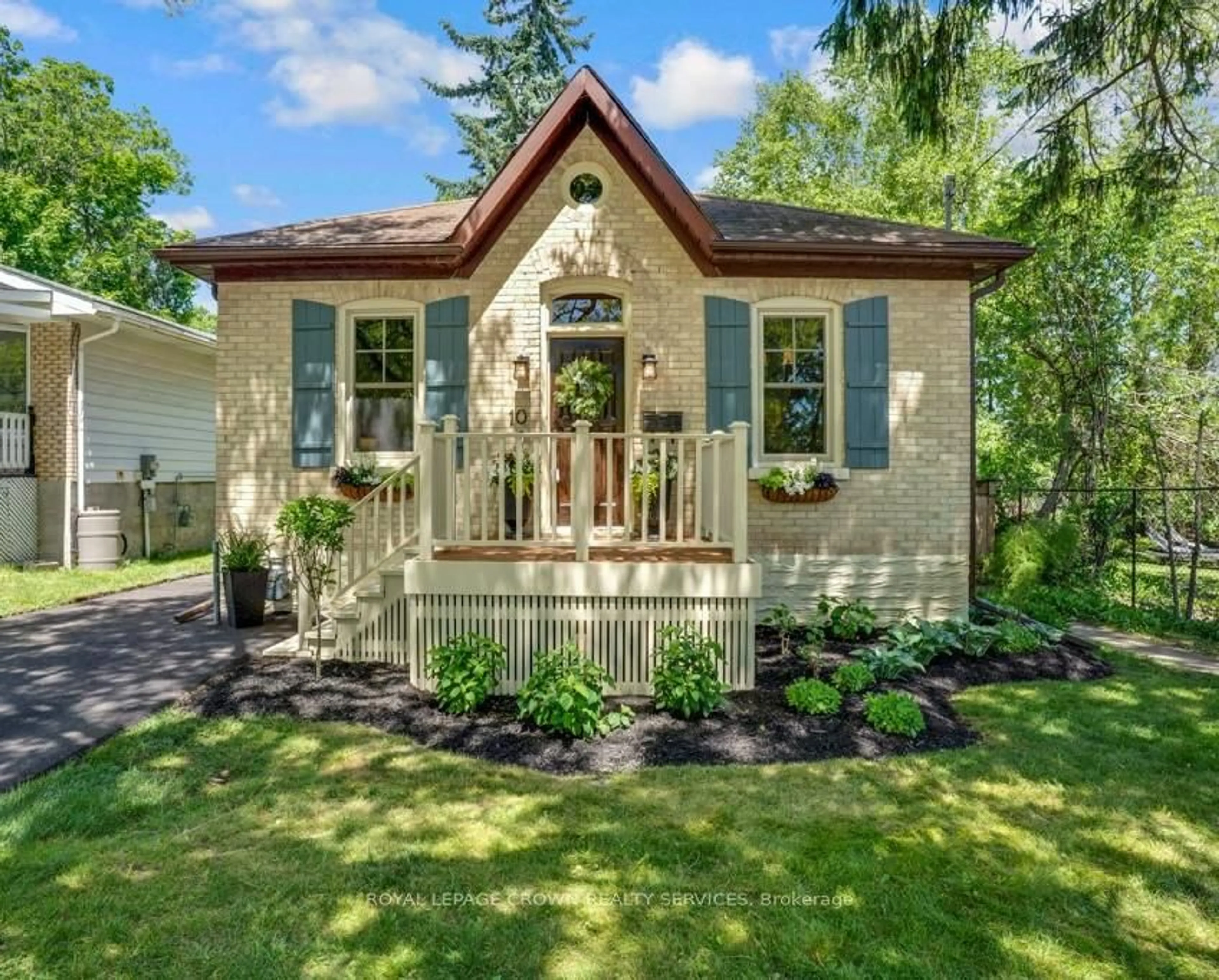 Home with brick exterior material, street for 10 Selkirk St, Cambridge Ontario N1S 1Z1