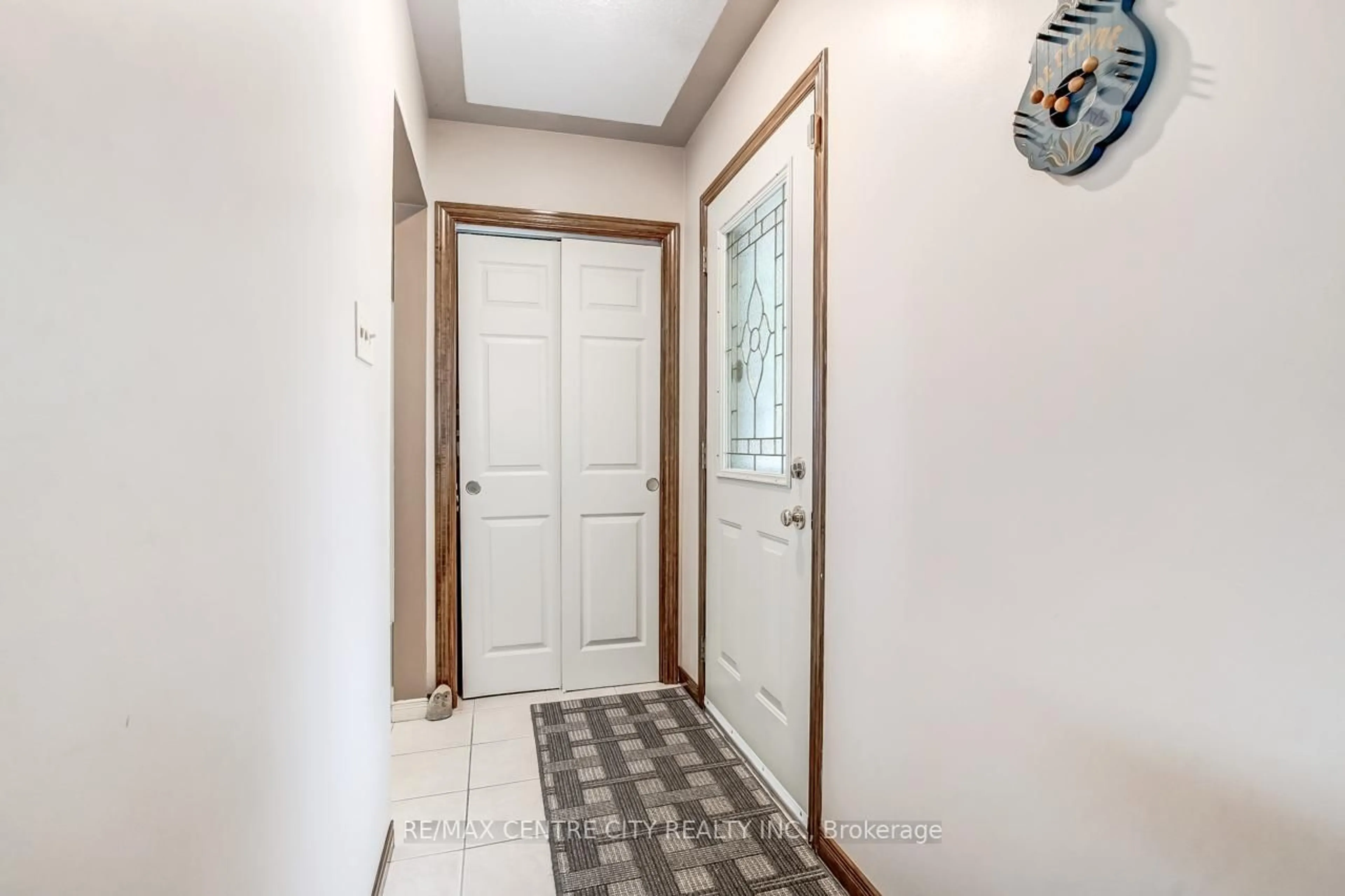 Indoor entryway for 20 Hines Cres, London South Ontario N6C 3A3