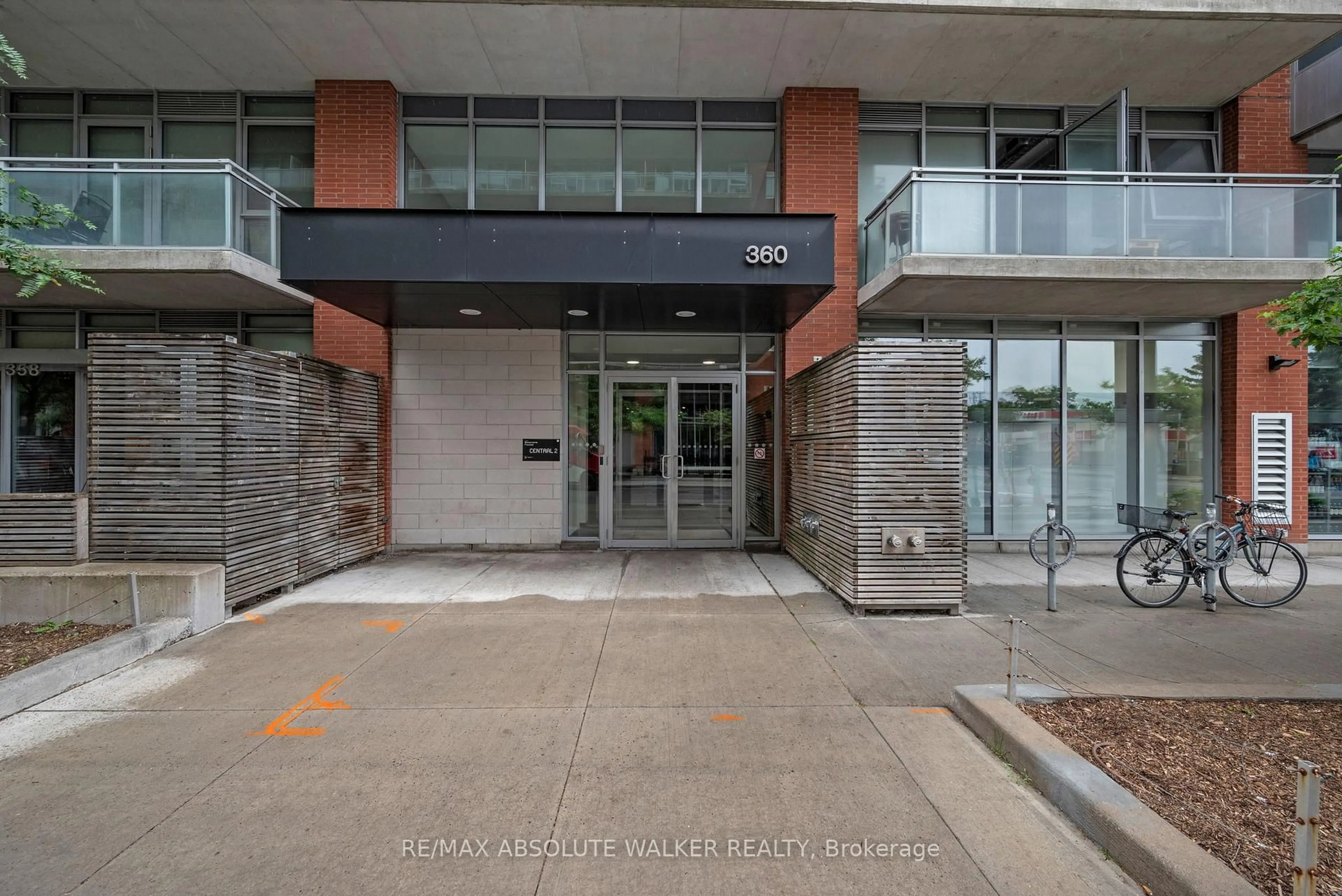 Indoor foyer for 360 McLeod St #717, Ottawa Ontario K2P 1A4