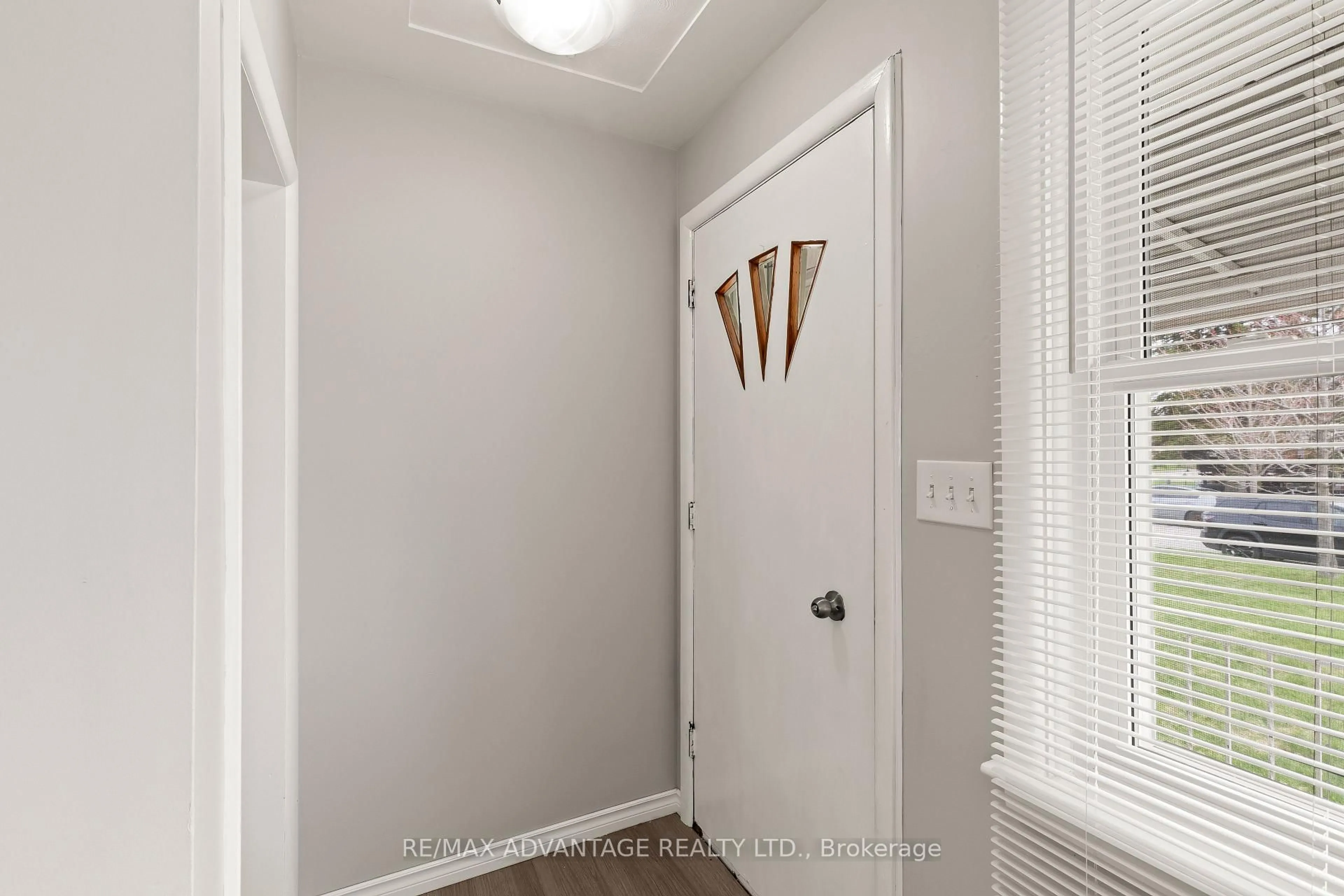 Indoor entryway for 1920 Duluth Cres, London East Ontario N5V 1H7