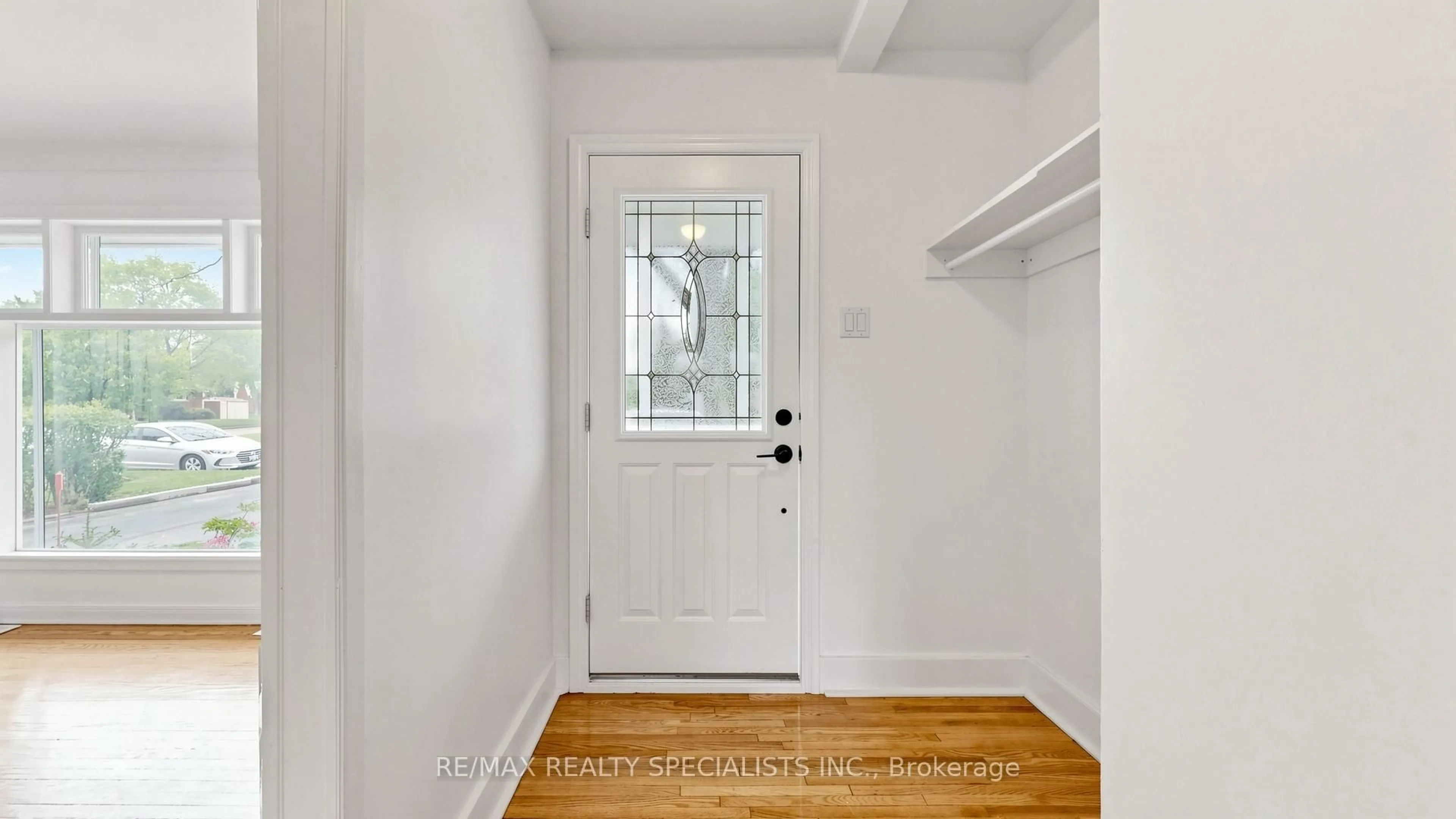 Indoor entryway for 124 Village Rd, St. Catharines Ontario L2R 3C1