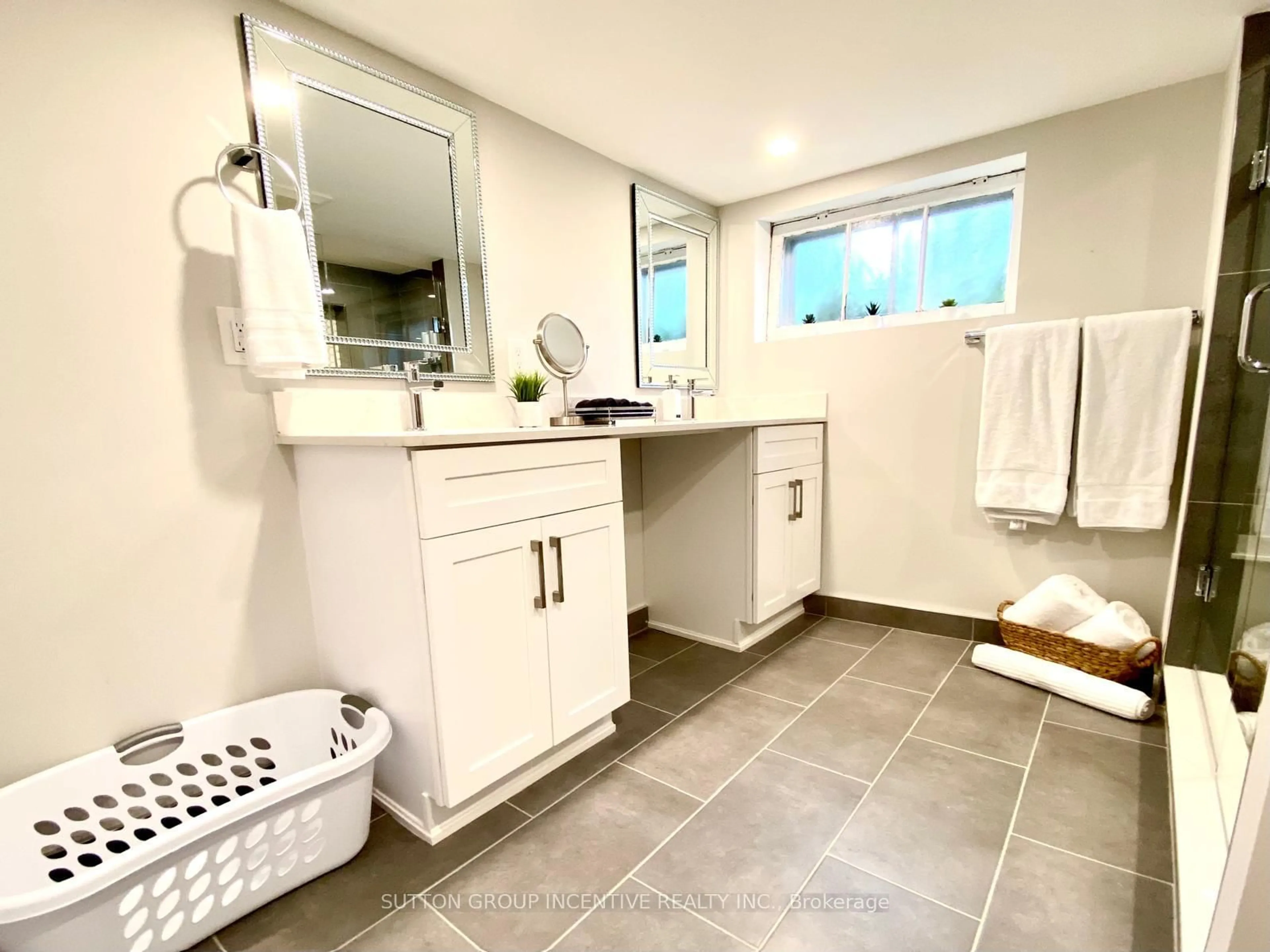 Contemporary bathroom, ceramic/tile floor for 5151 Kitchener St, Niagara Falls Ontario L2G 1B1