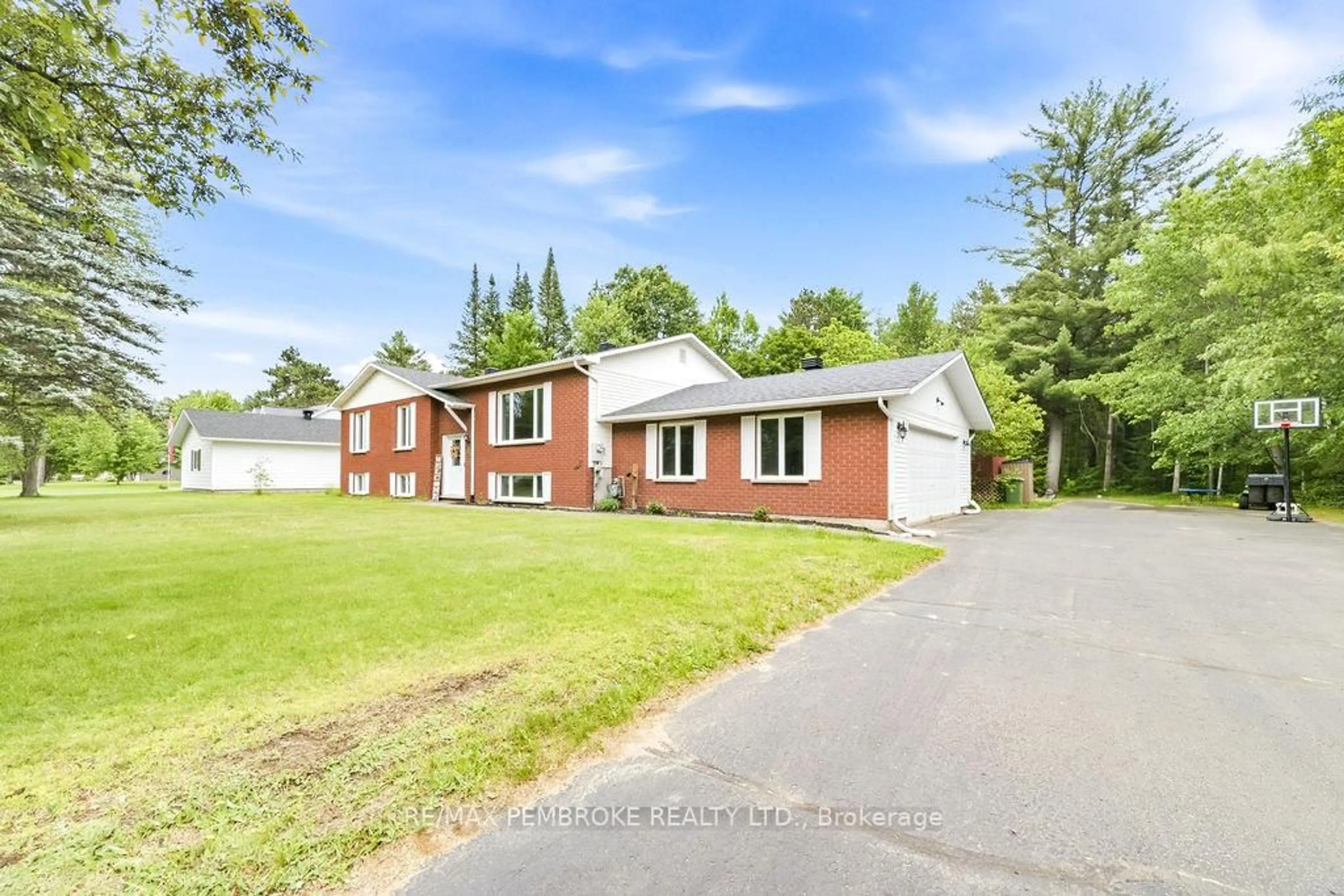 A pic from outside/outdoor area/front of a property/back of a property/a pic from drone, street for 280 Carla St, Petawawa Ontario K8H 3L8