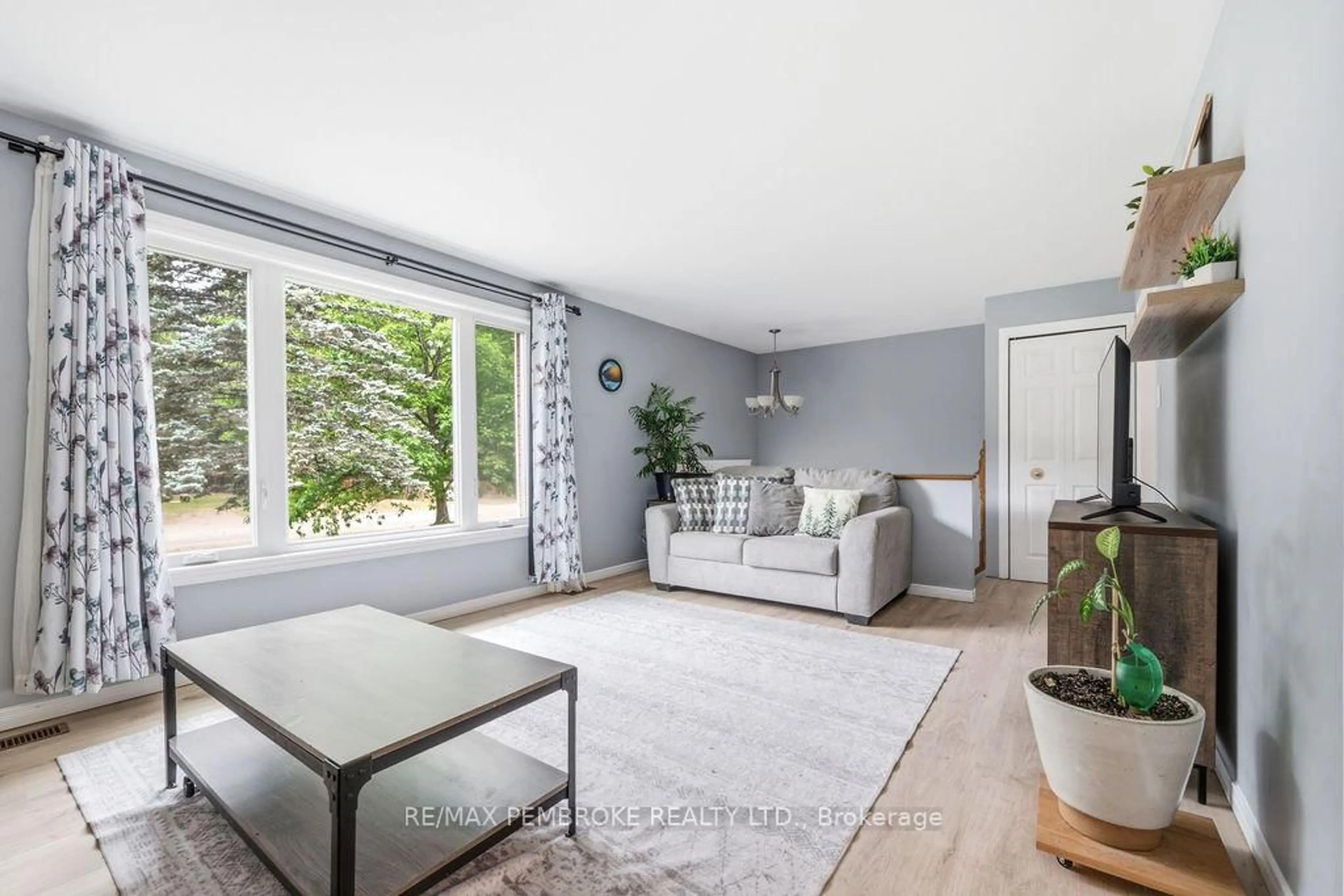 Living room with furniture, unknown for 280 Carla St, Petawawa Ontario K8H 3L8