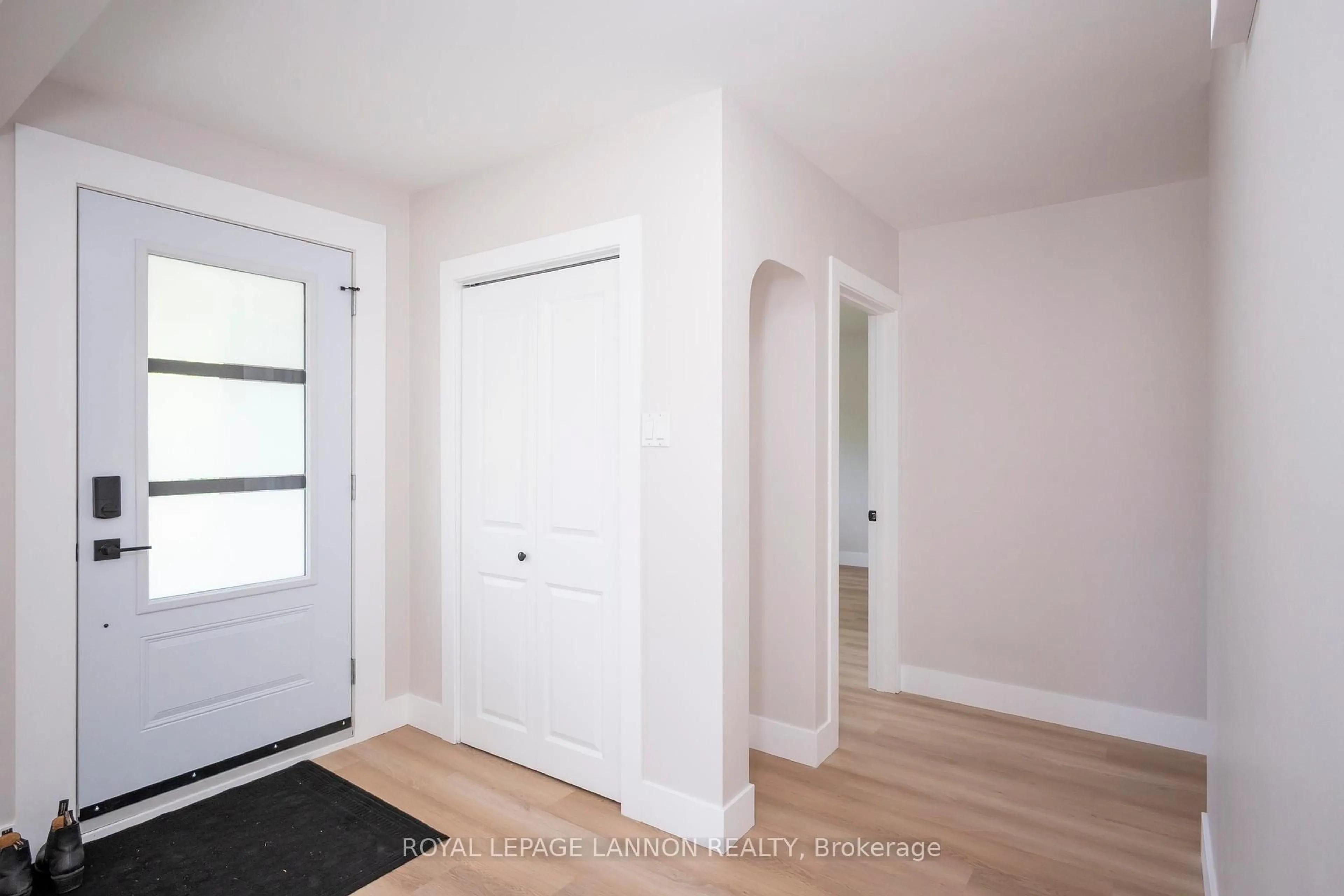 Indoor entryway for 124 Riverview Dr W, Thunder Bay Ontario P7C 1R4