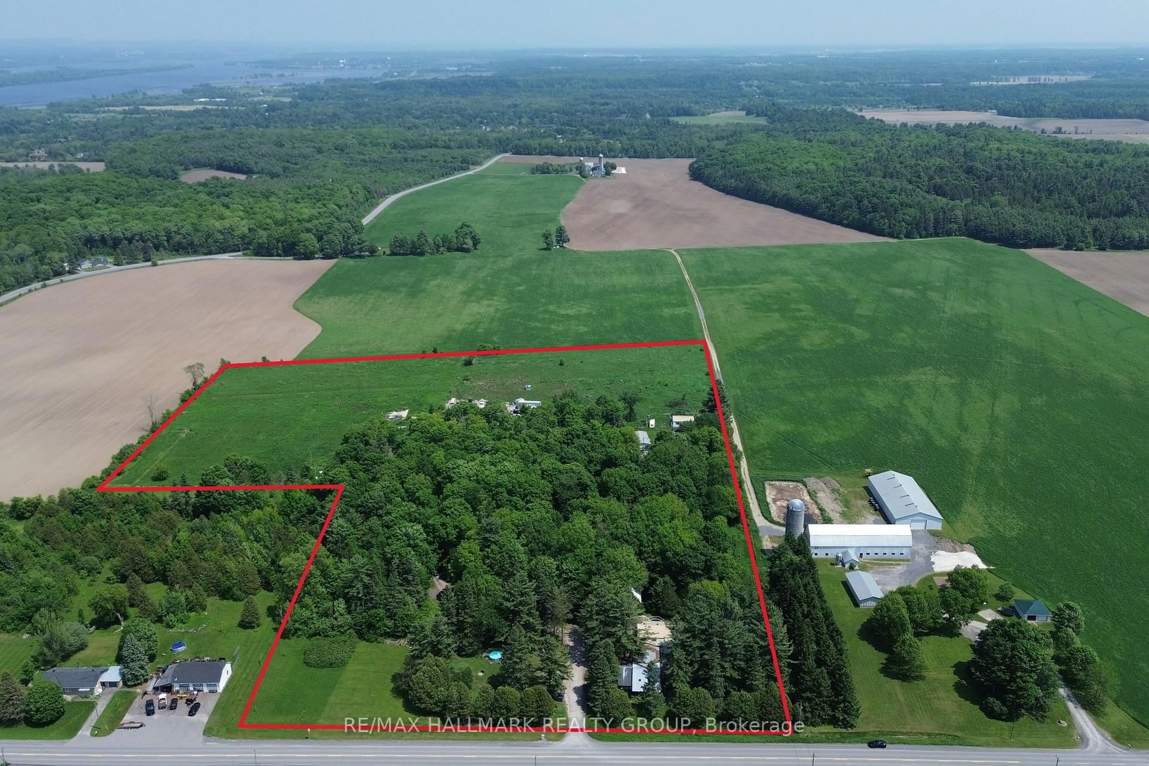 A pic from outside/outdoor area/front of a property/back of a property/a pic from drone, unknown for 1675 Dunning Rd, Cumberland Ontario K4C 1L7