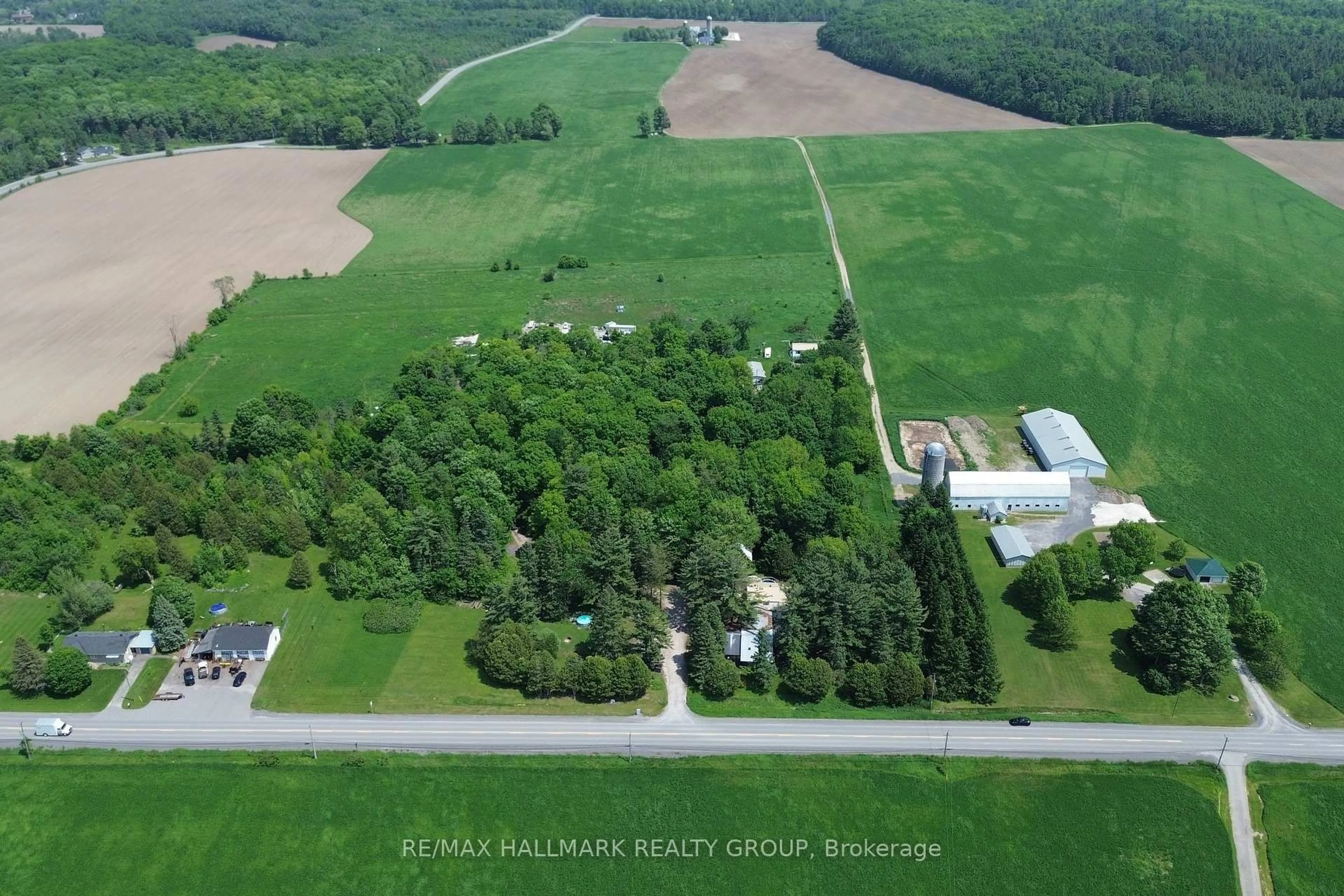 A pic from outside/outdoor area/front of a property/back of a property/a pic from drone, building for 1675 Dunning Rd, Cumberland Ontario K4C 1L7