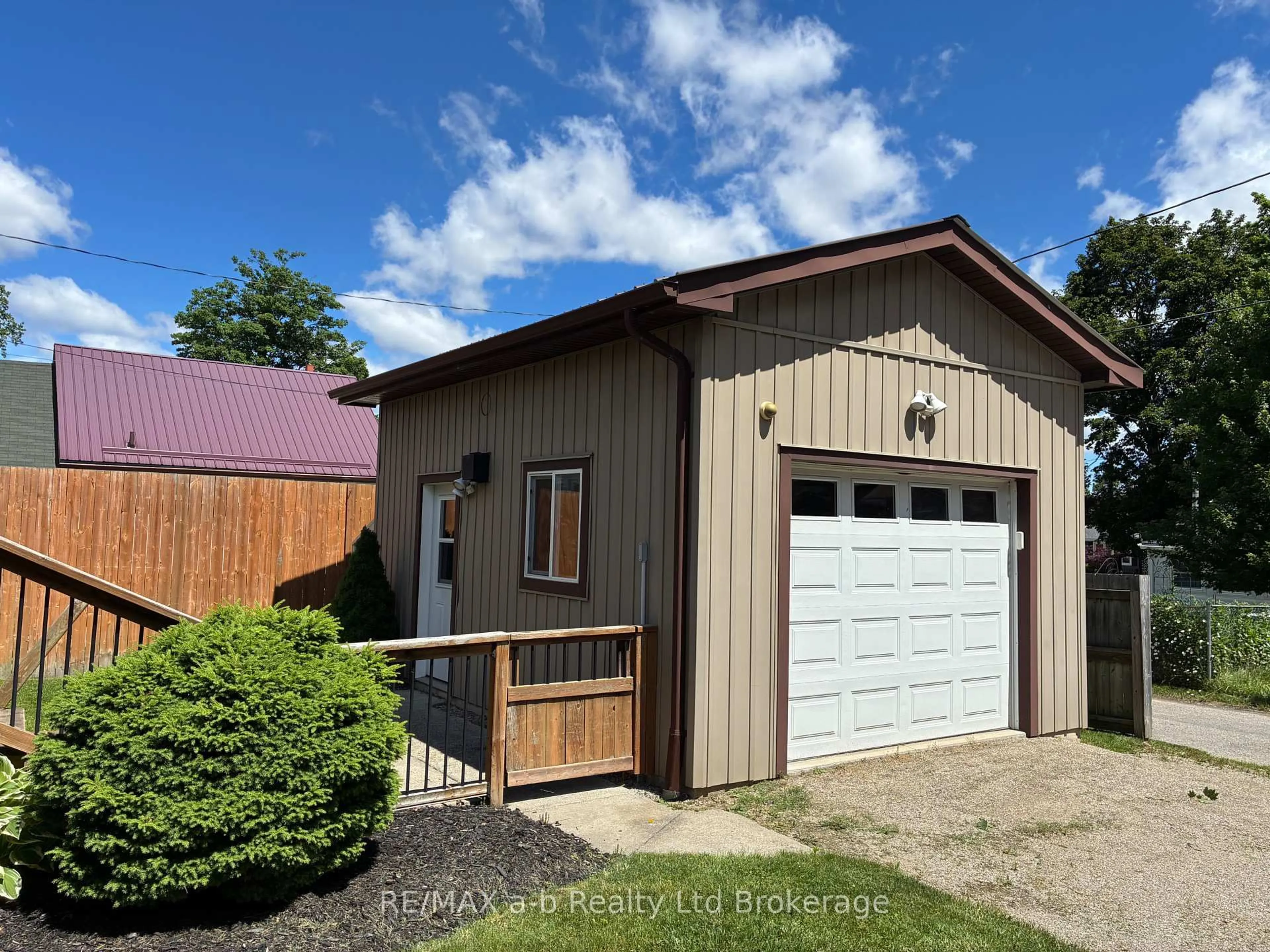 Indoor garage for 318 Broadway St, Tillsonburg Ontario N4G 3S1