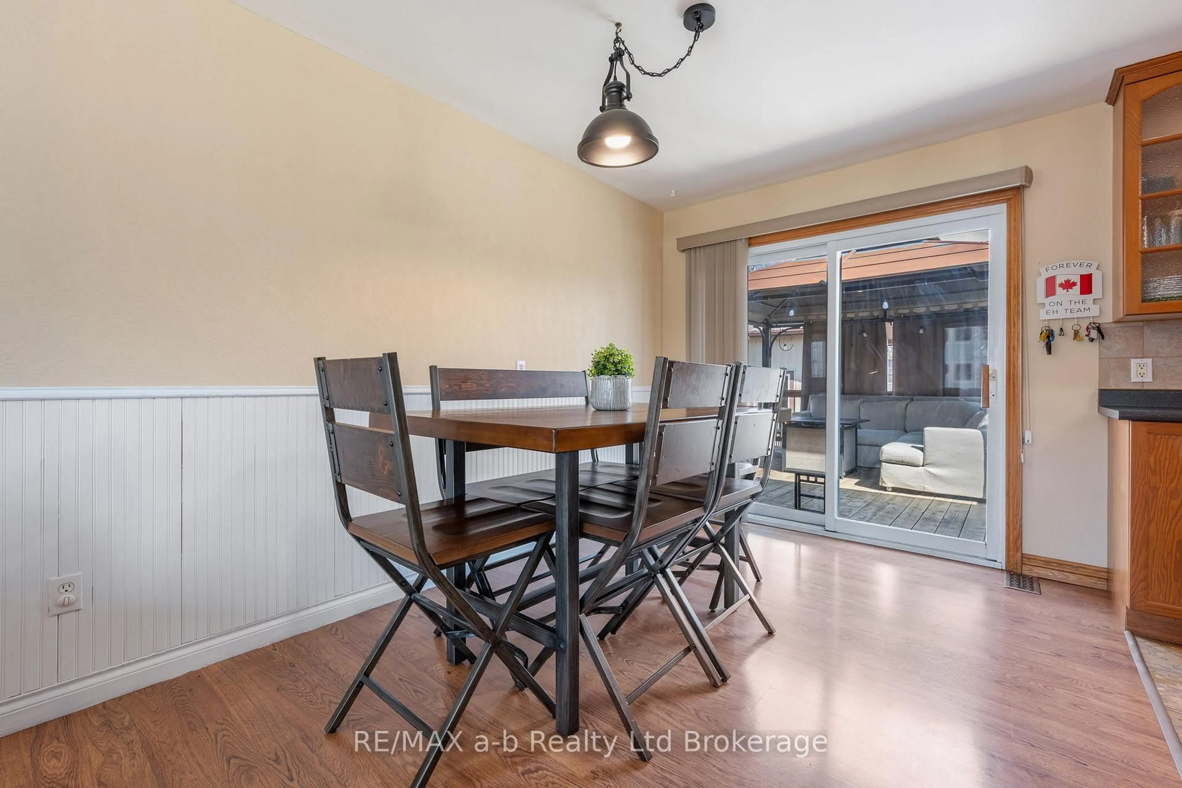 Dining room, wood/laminate floor for 318 Broadway St, Tillsonburg Ontario N4G 3S1