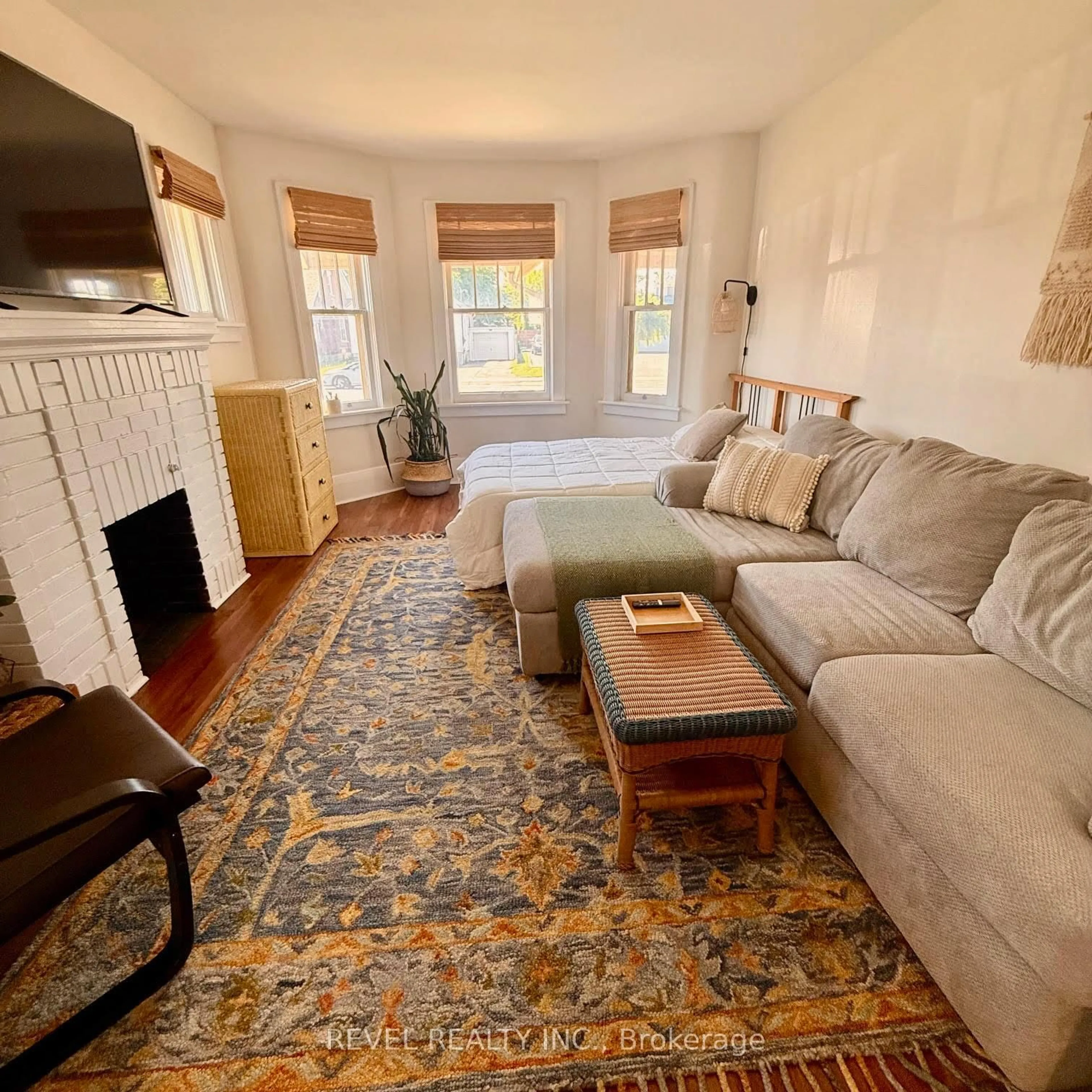 Living room with furniture, carpet floor for 368 Wharncliffe Rd, London South Ontario N6J 2M1