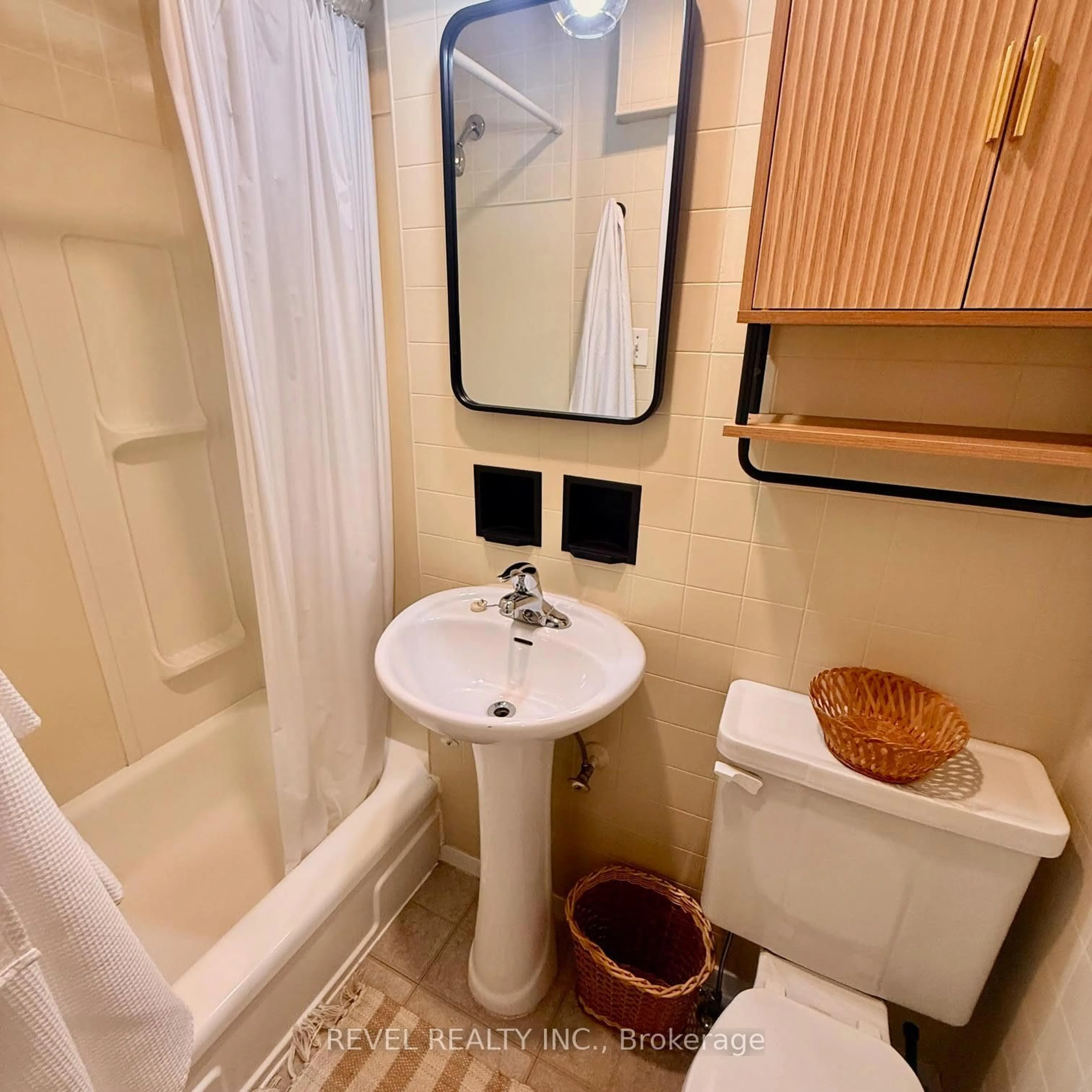 Standard bathroom, unknown for 368 Wharncliffe Rd, London South Ontario N6J 2M1