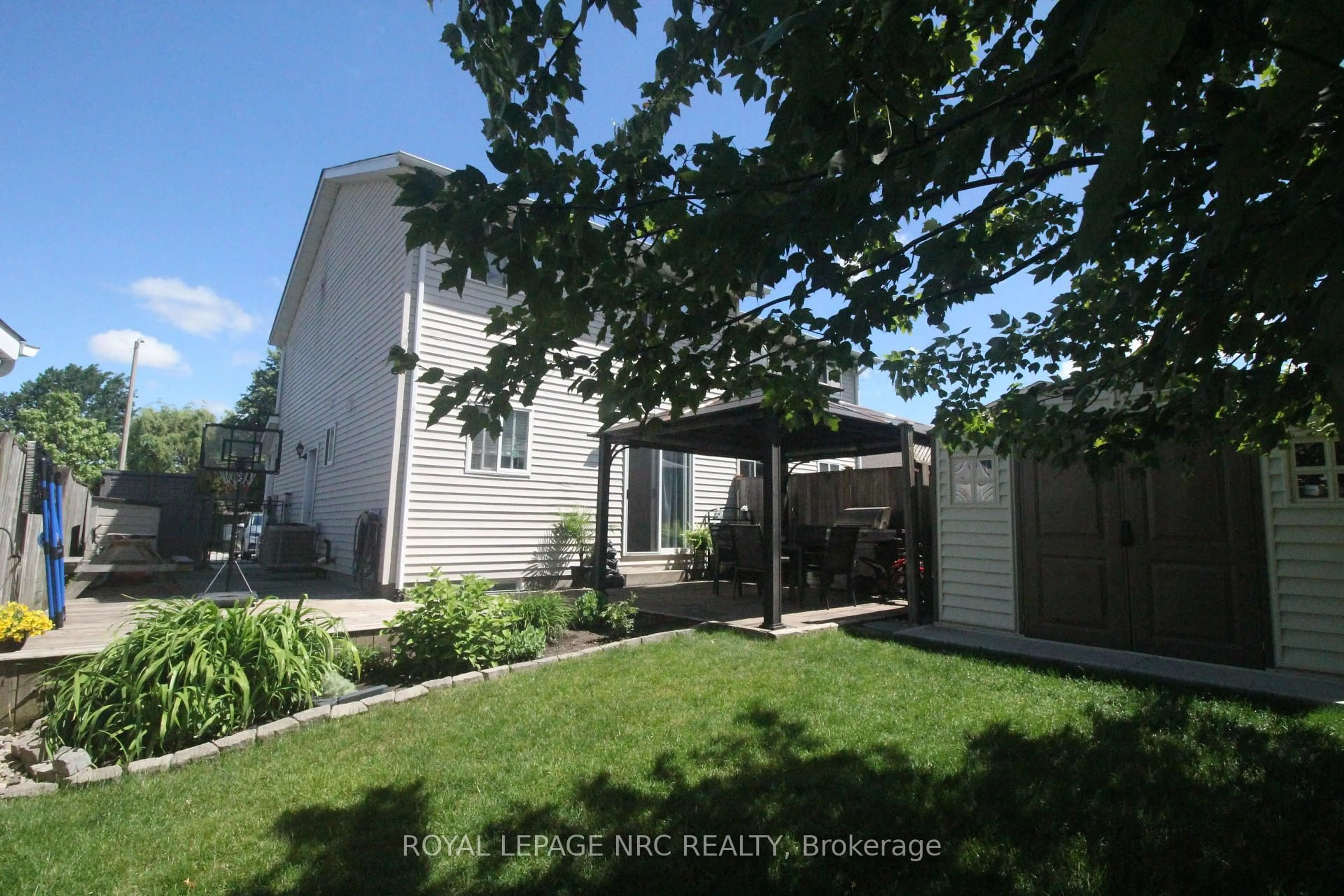 A pic from outside/outdoor area/front of a property/back of a property/a pic from drone, street for 4980 Windgate St, Niagara Falls Ontario L2H 2Z7