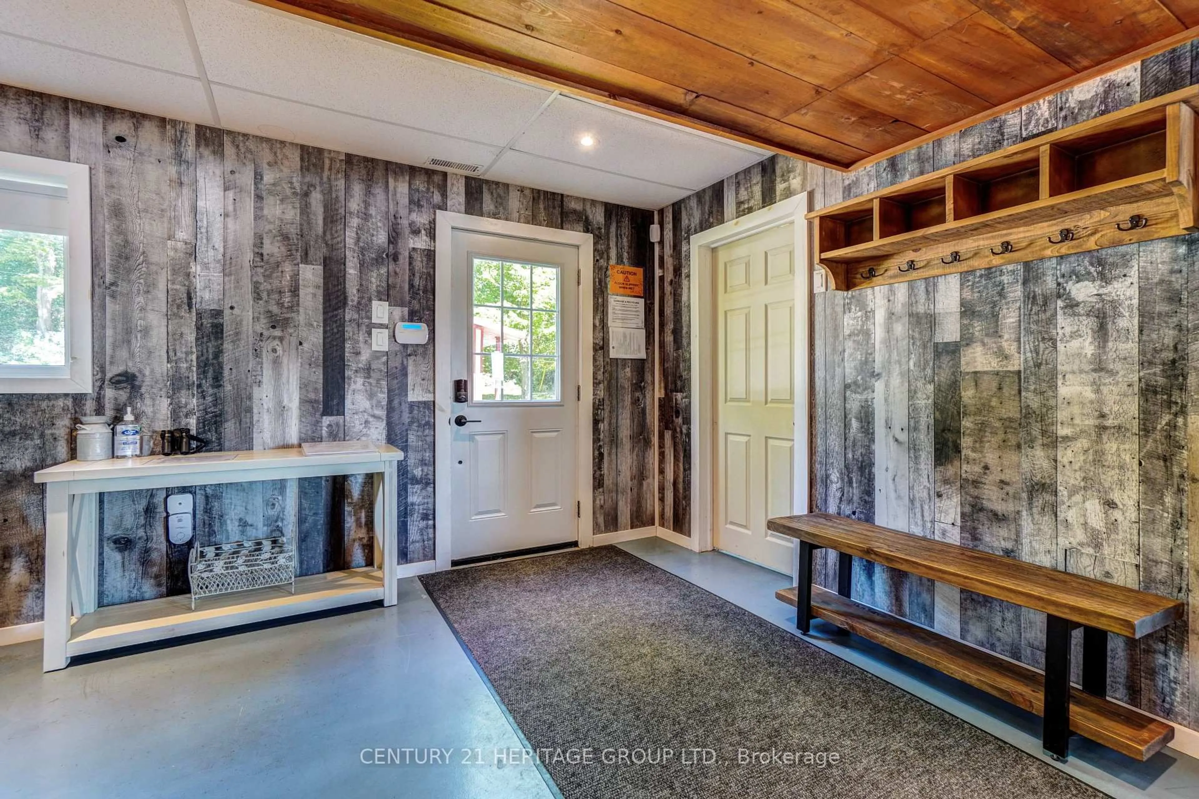 Indoor entryway for 133 Oakdene Cres, Kawartha Lakes Ontario L9L 1B6