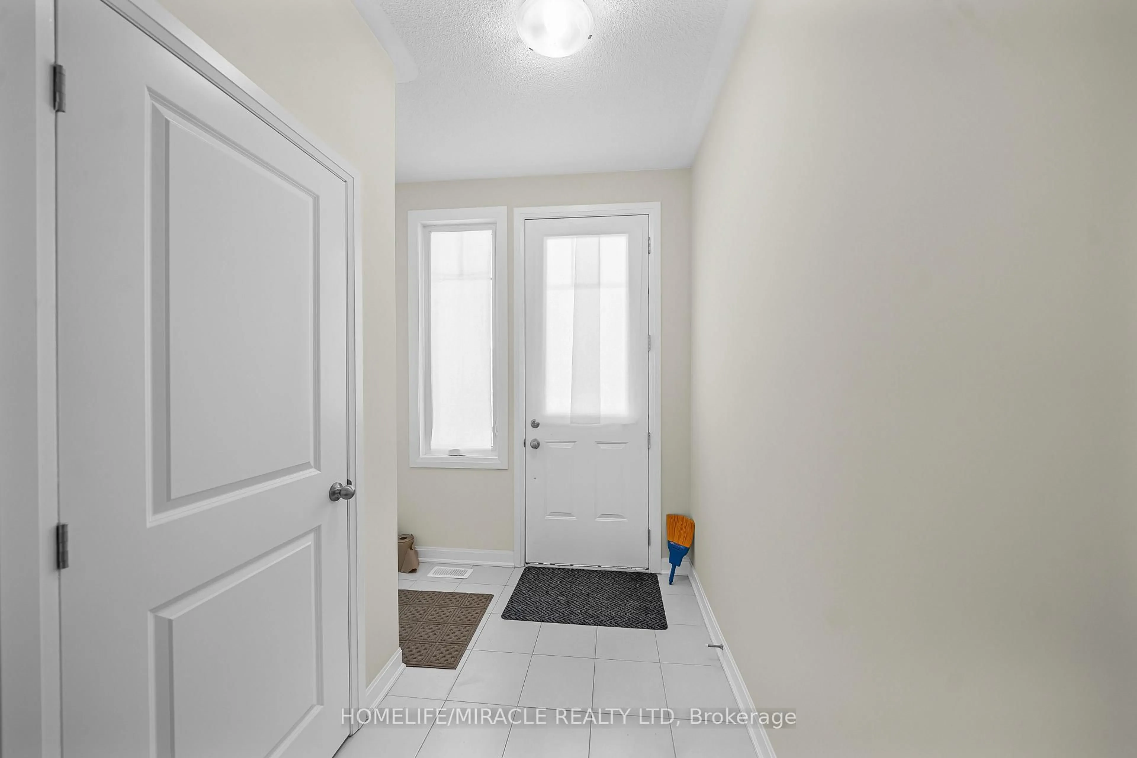 Indoor entryway for 9 Golf Links Dr, Bath Ontario K0H 1G0