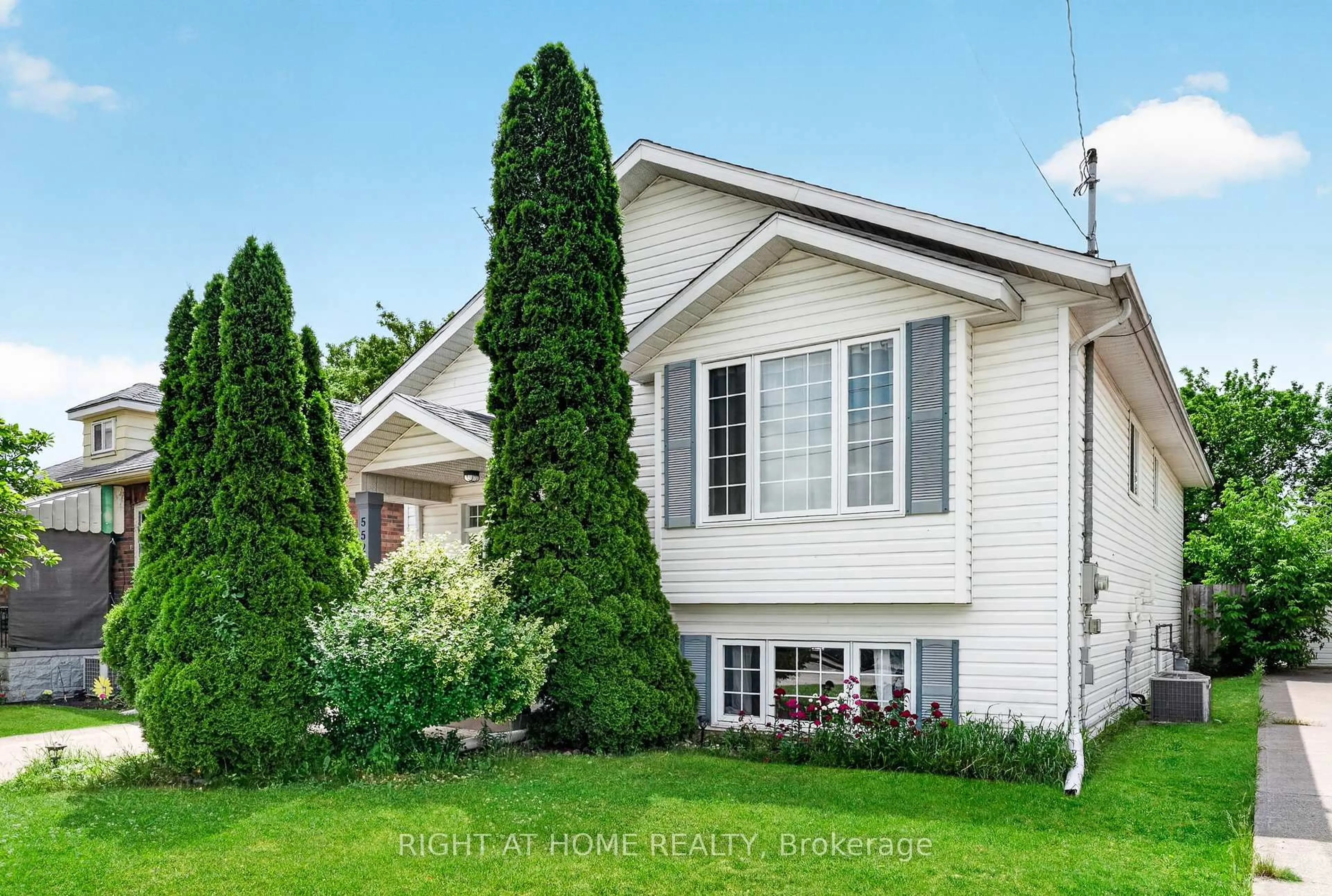 Home with vinyl exterior material, street for 5524 Fraser St, Niagara Falls Ontario L2E 3C9