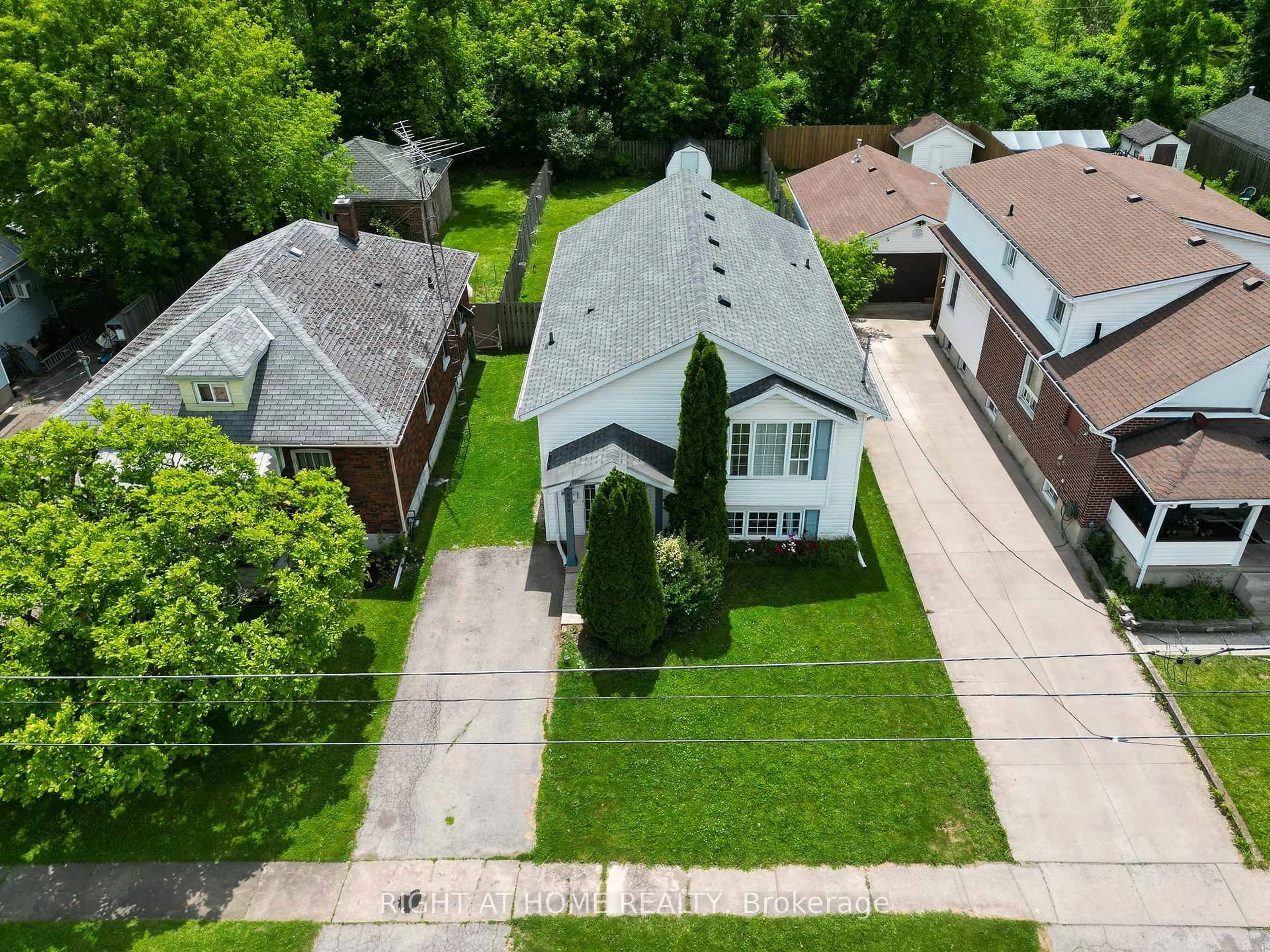 A pic from outside/outdoor area/front of a property/back of a property/a pic from drone, street for 5524 Fraser St, Niagara Falls Ontario L2E 3C9