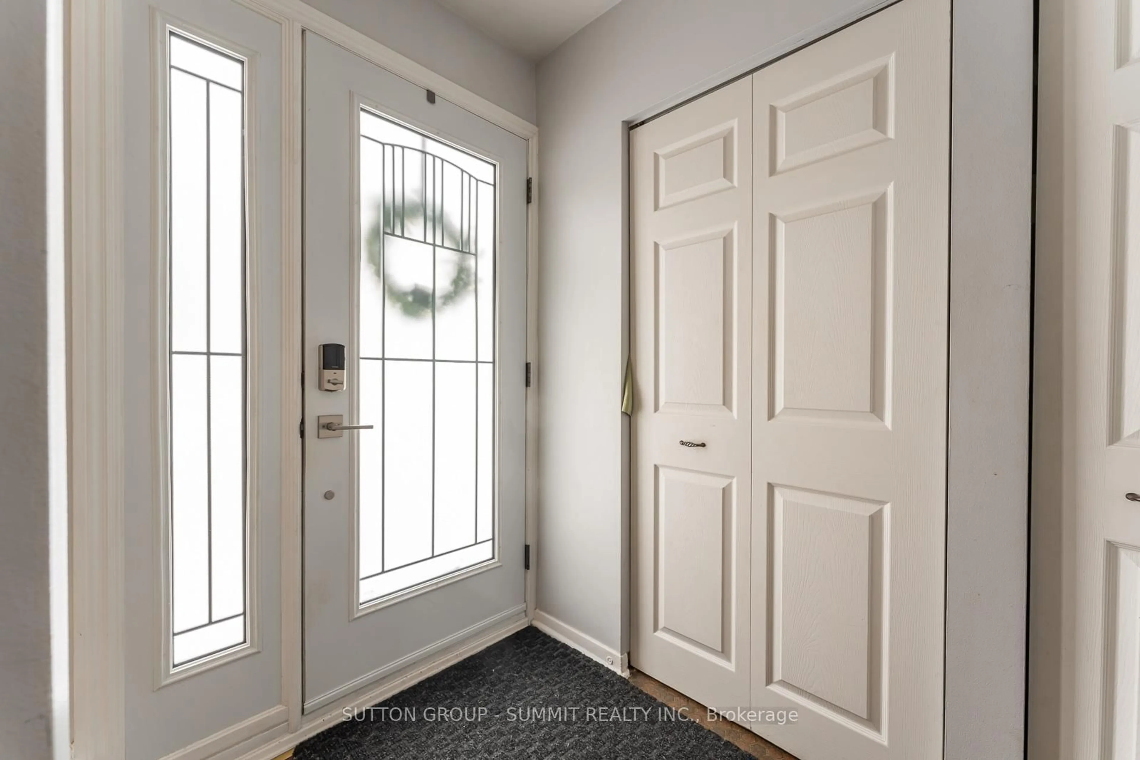 Indoor entryway for 206 6th Ave, Owen Sound Ontario N4K 2T3