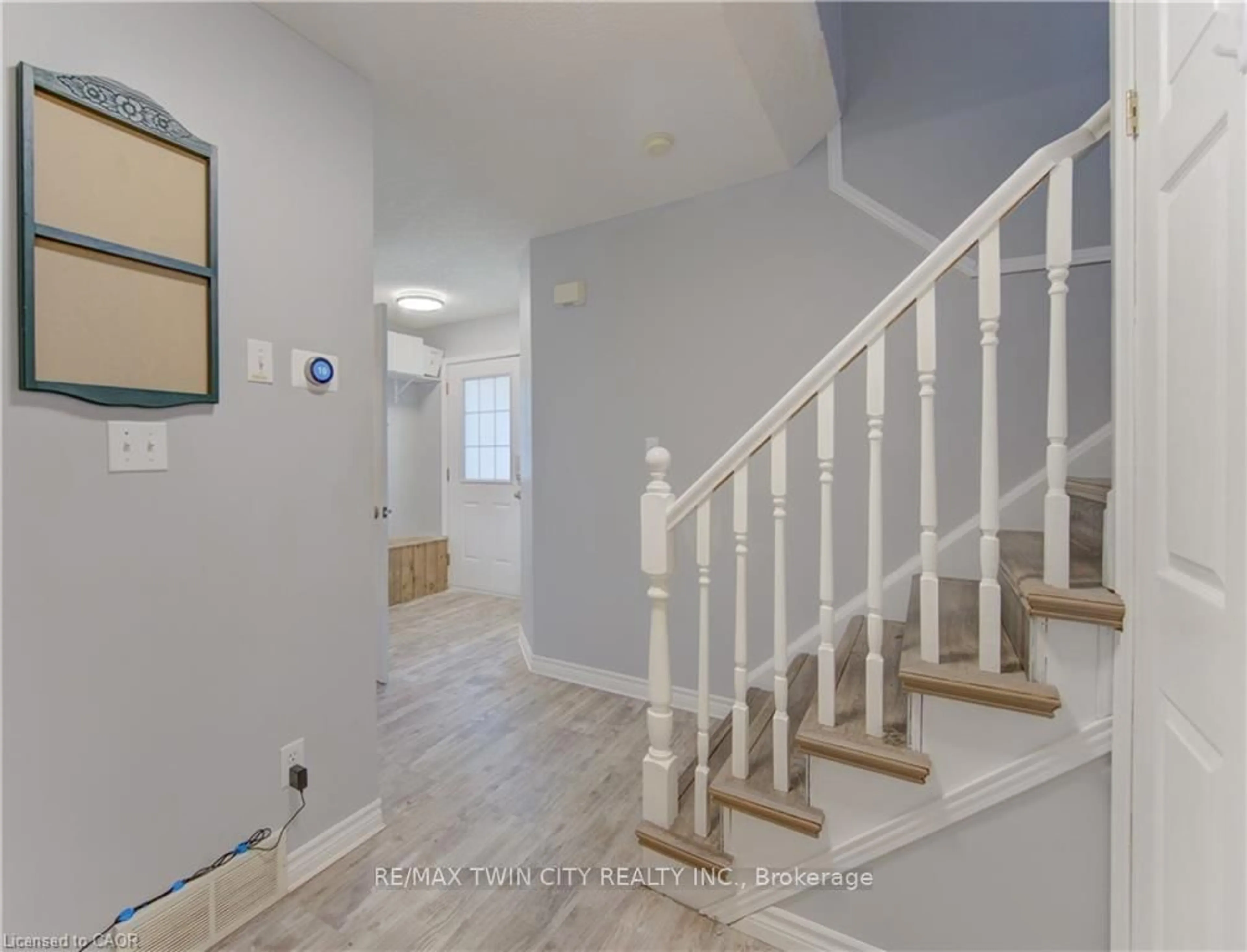 Indoor entryway for 39 CHANTILLY St, Kitchener Ontario N2R 1V7