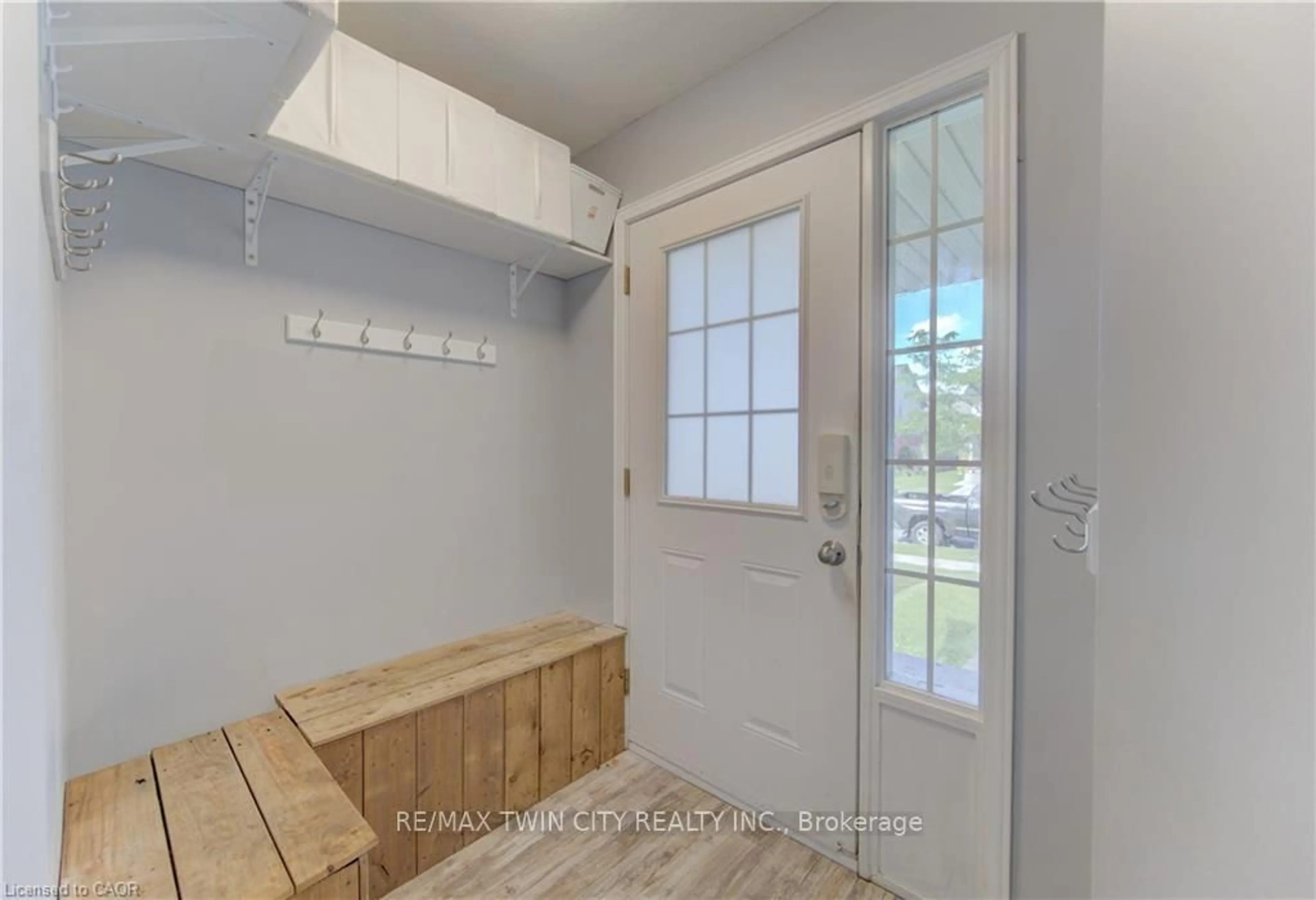 Indoor entryway for 39 CHANTILLY St, Kitchener Ontario N2R 1V7