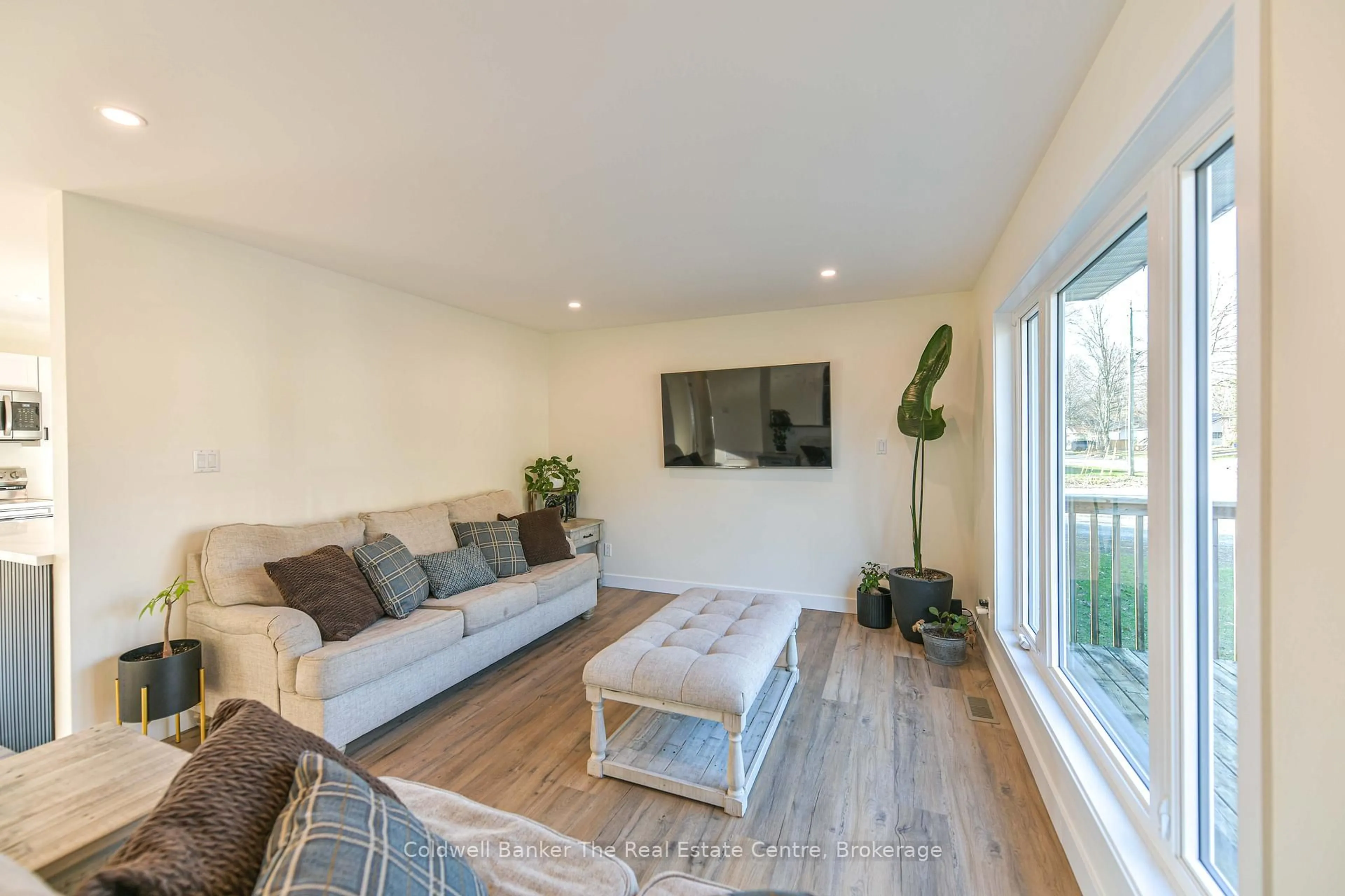 Living room with furniture, wood/laminate floor for 355 Louise St, Gravenhurst Ontario P1P 1E1