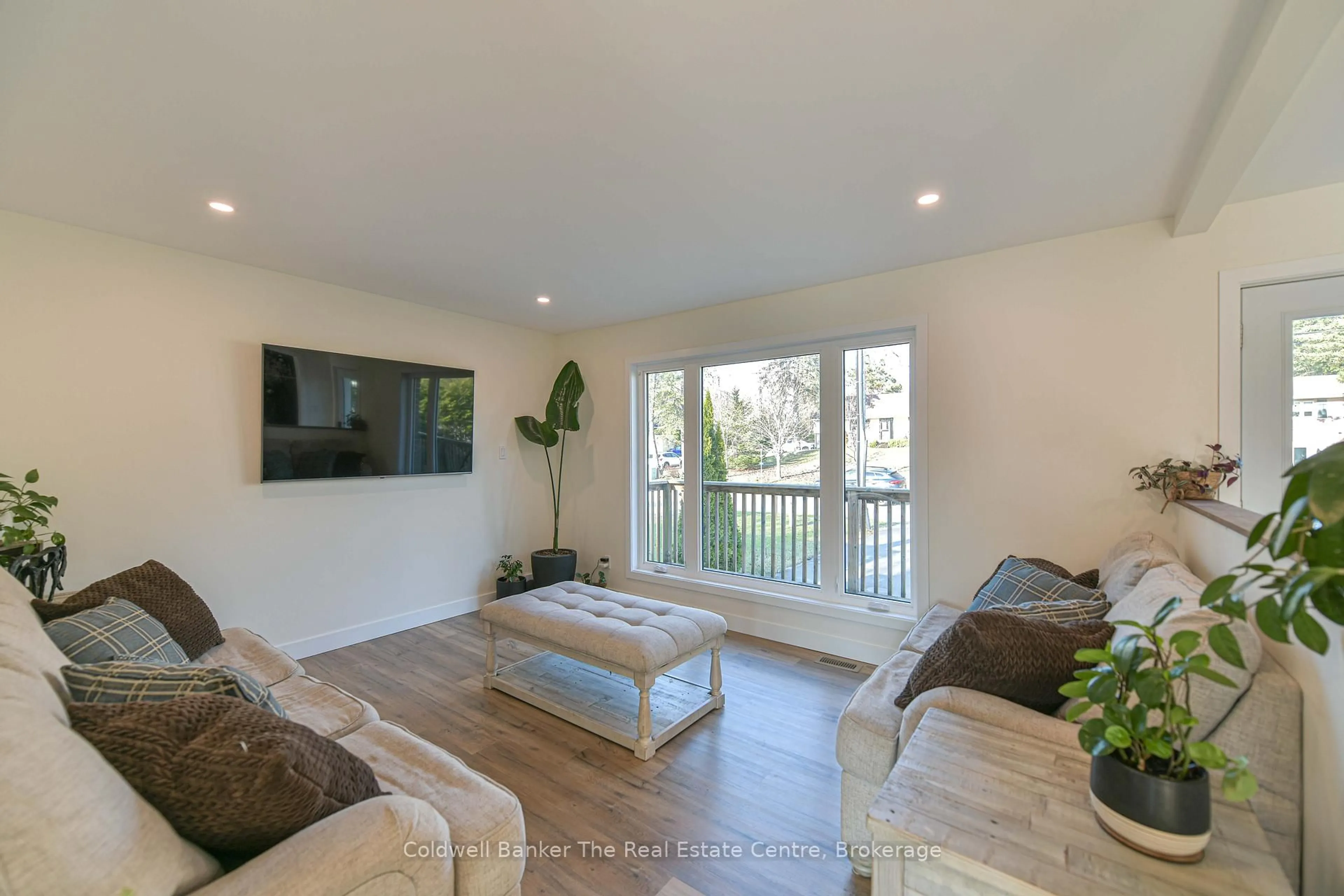 Living room with furniture, wood/laminate floor for 355 Louise St, Gravenhurst Ontario P1P 1E1