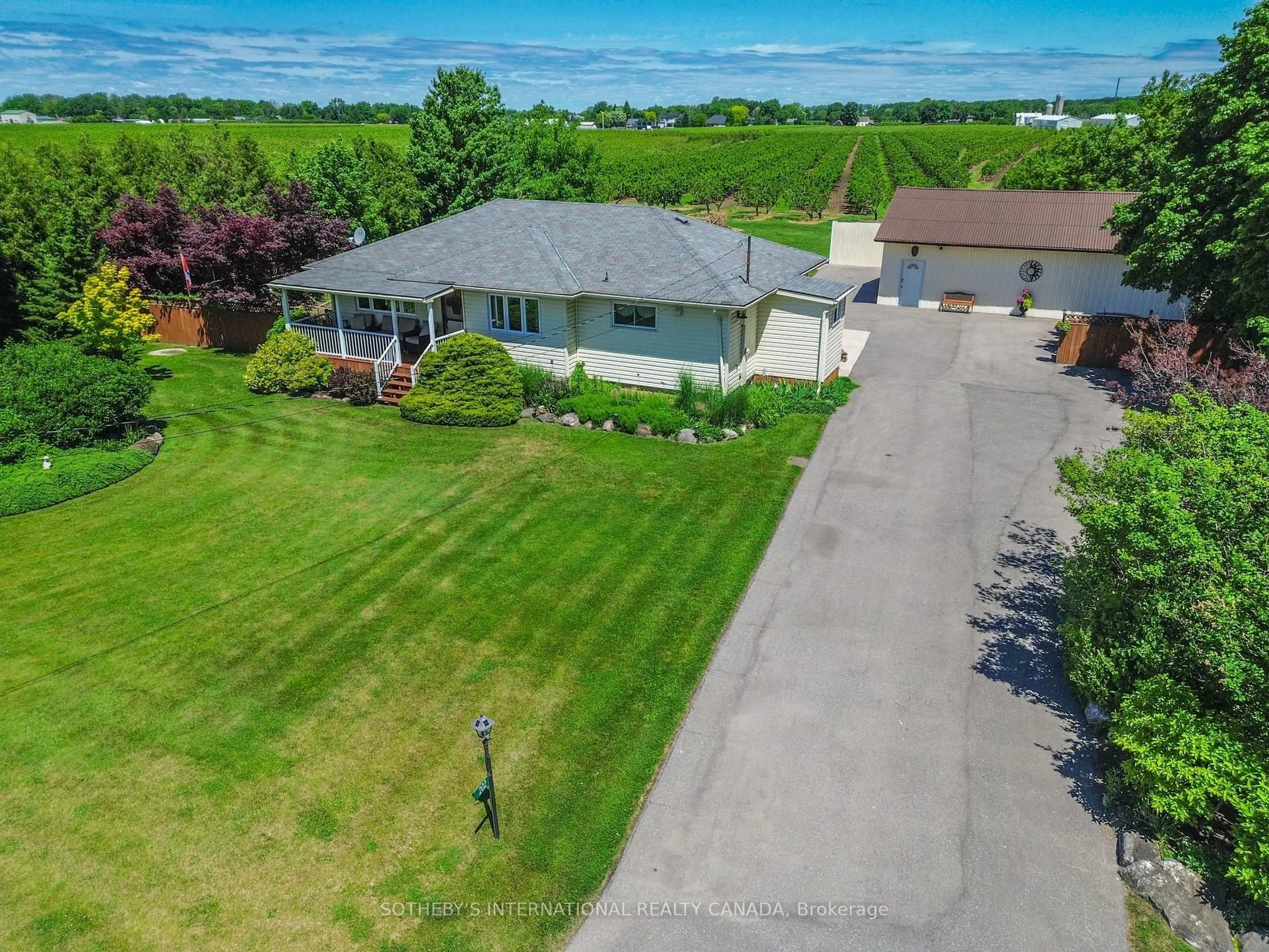 A pic from outside/outdoor area/front of a property/back of a property/a pic from drone, unknown for 202 Hunter Rd, Niagara-on-the-Lake Ontario L0S 1J0