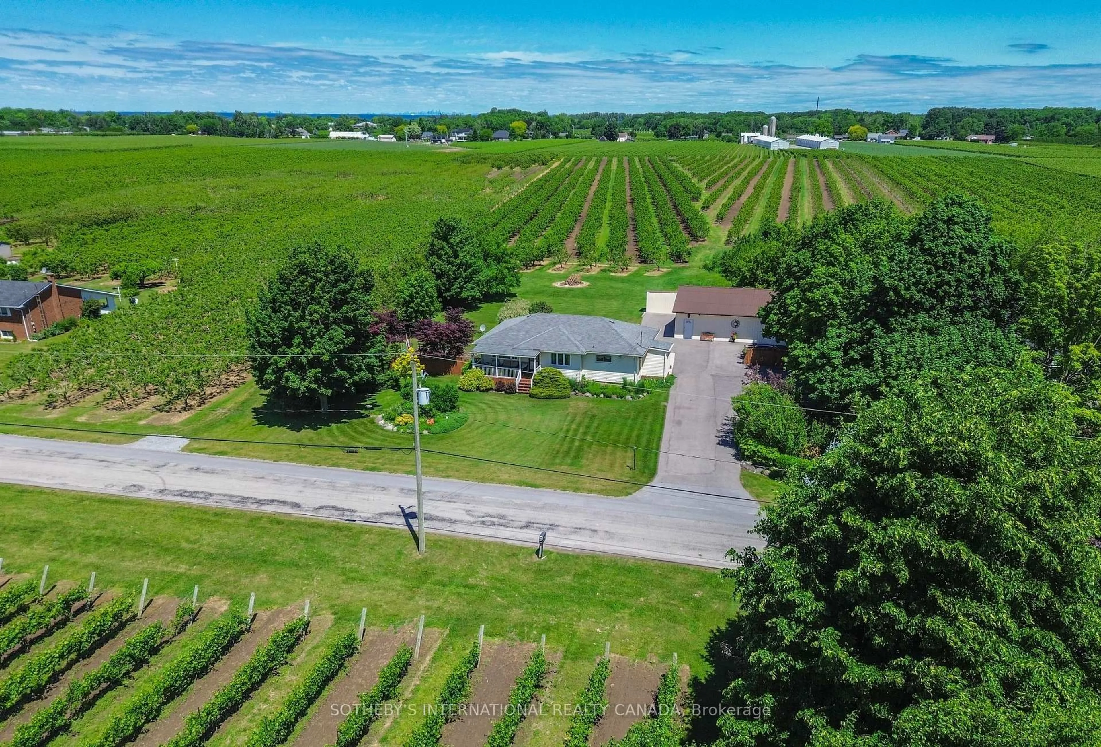 A pic from outside/outdoor area/front of a property/back of a property/a pic from drone, mountain view for 202 Hunter Rd, Niagara-on-the-Lake Ontario L0S 1J0