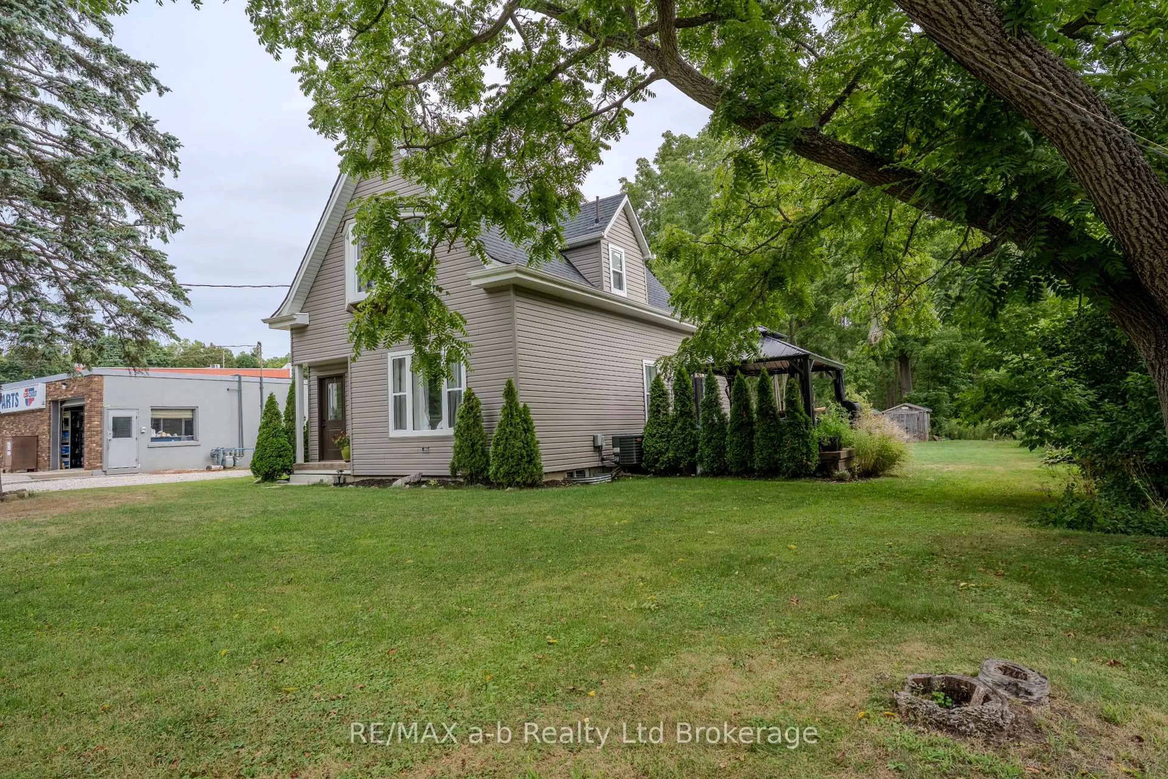 A pic from outside/outdoor area/front of a property/back of a property/a pic from drone, street for 14 Old Vienna Rd, Tillsonburg Ontario N4G 3C4