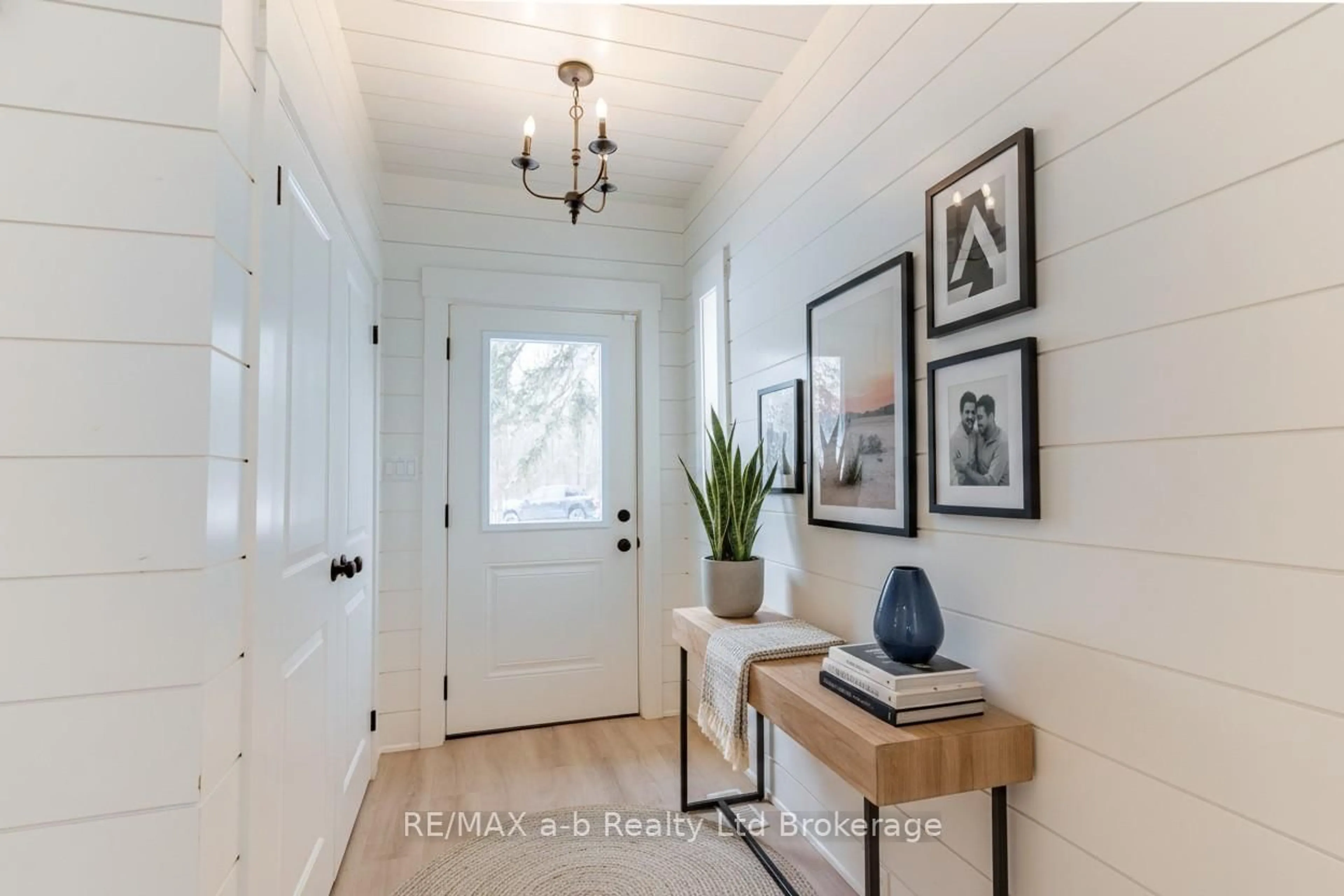 Indoor entryway for 14 Old Vienna Rd, Tillsonburg Ontario N4G 3C4