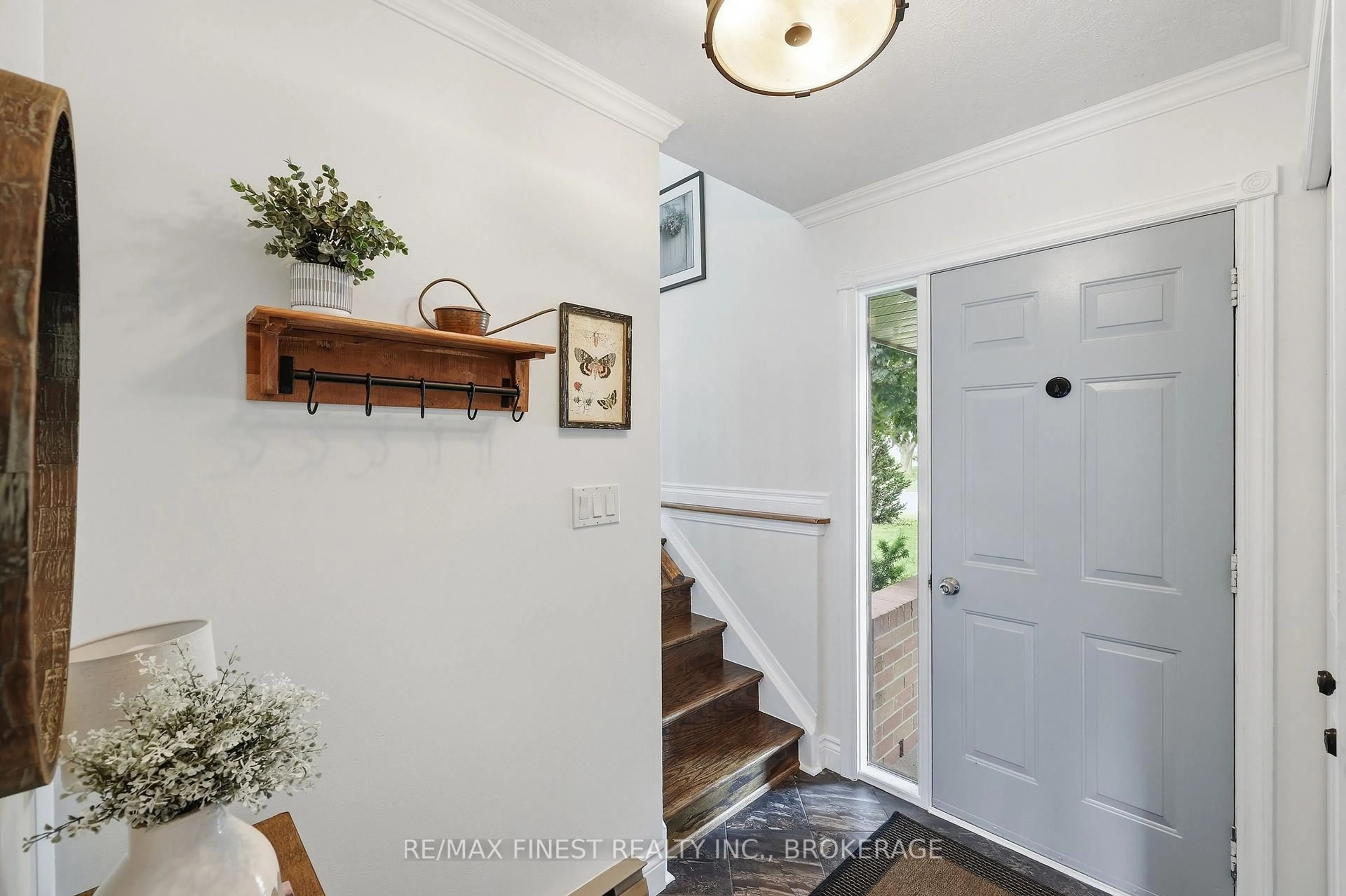 Indoor entryway for 78 Nicholson Cres, Loyalist Ontario K7N 1X1