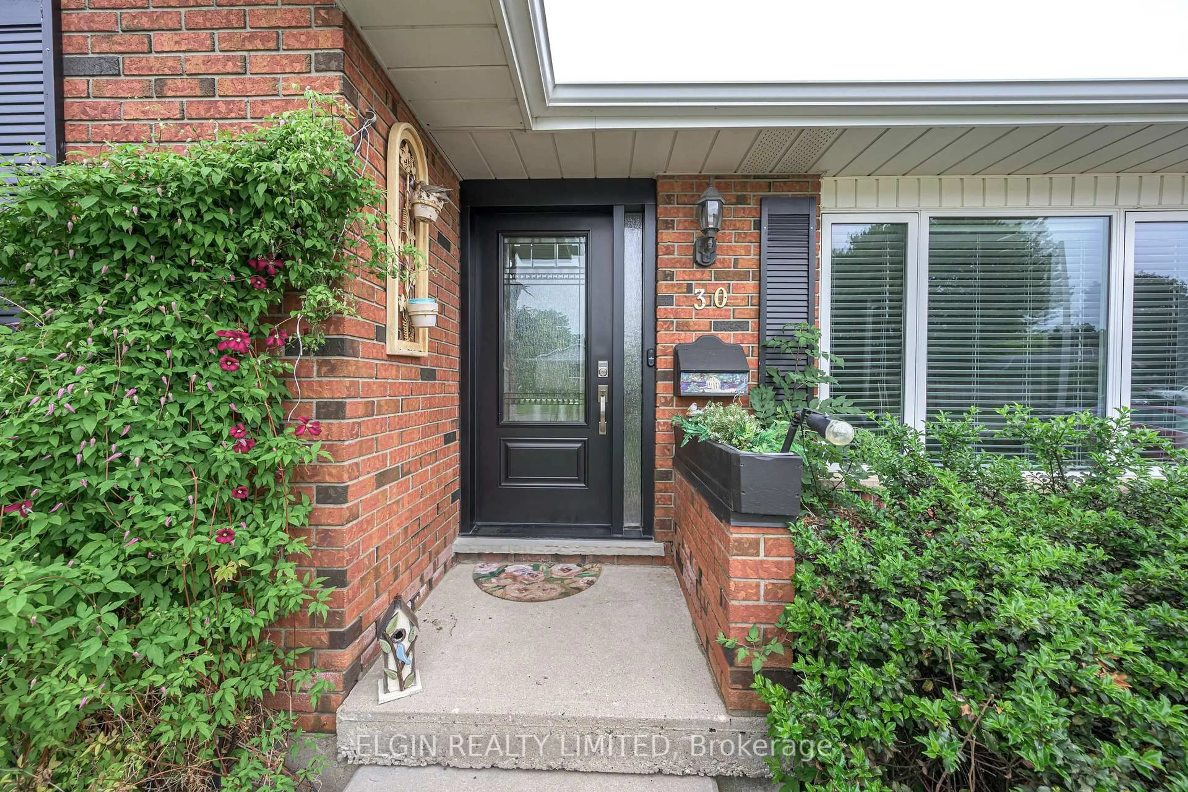 Indoor entryway for 30 Erinlea Dr, St. Thomas Ontario N5R 5N8