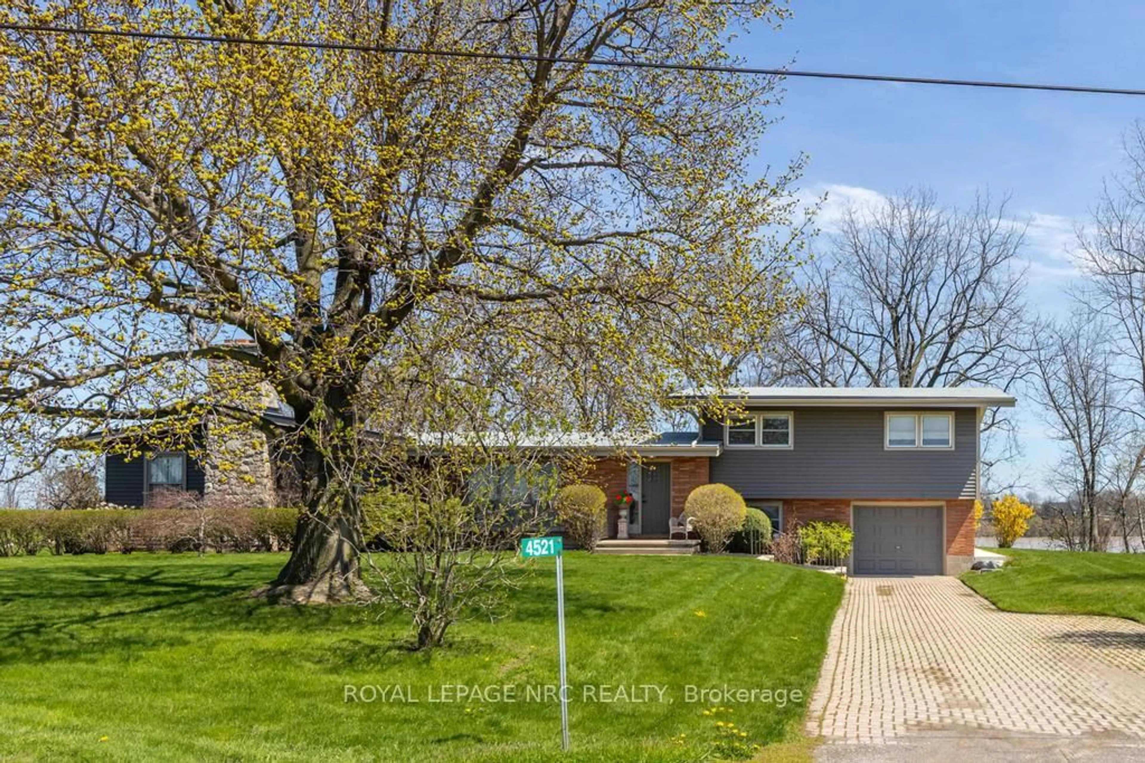 A pic from outside/outdoor area/front of a property/back of a property/a pic from drone, street for 4521 Twenty First St, Lincoln Ontario L0R 2E0