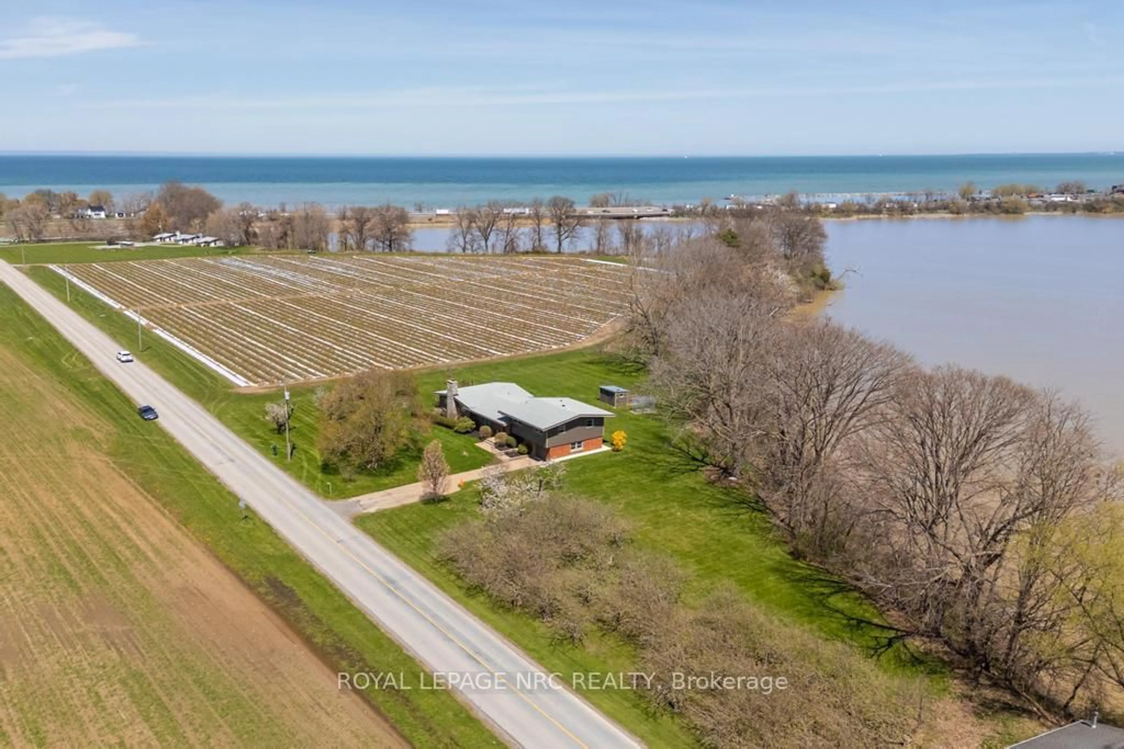 A pic from outside/outdoor area/front of a property/back of a property/a pic from drone, water/lake/river/ocean view for 4521 Twenty First St, Lincoln Ontario L0R 2E0