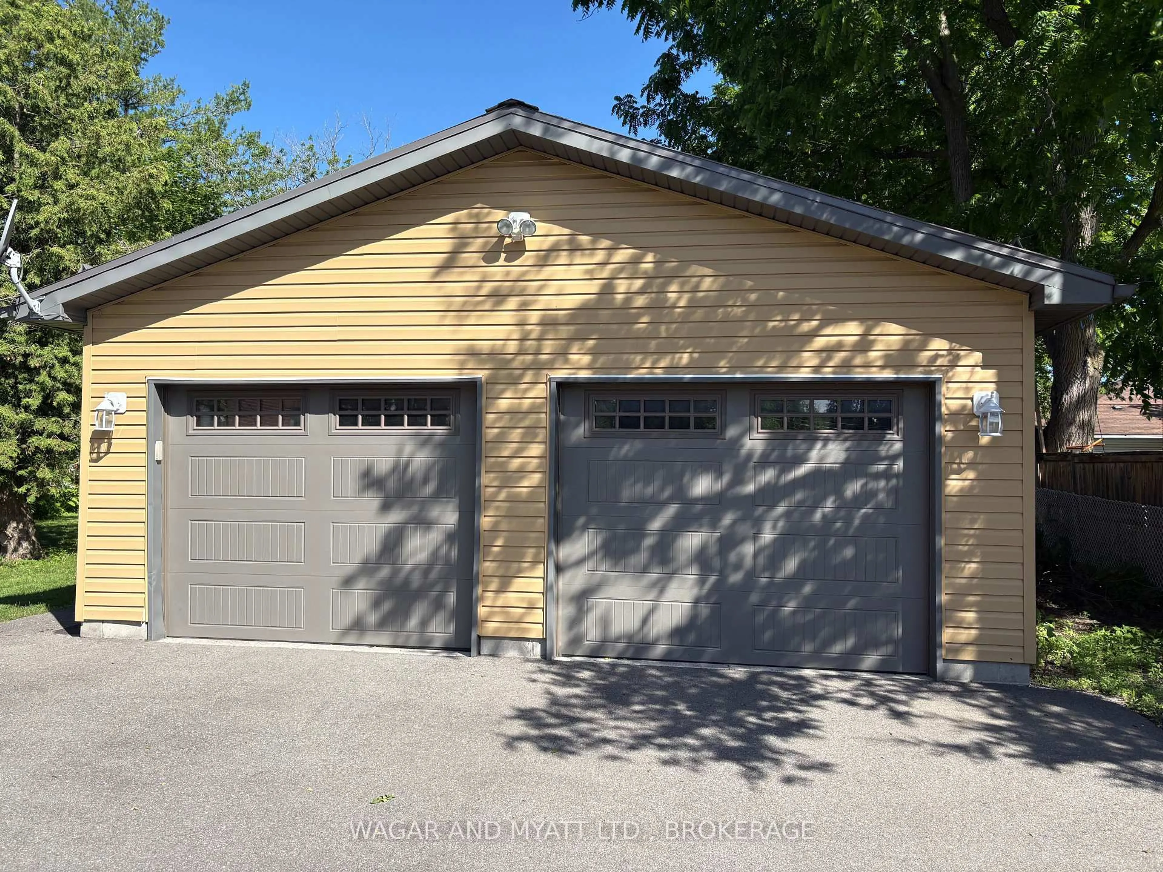 Indoor garage for 211 BRIDGE St, Greater Napanee Ontario K7R 2E5