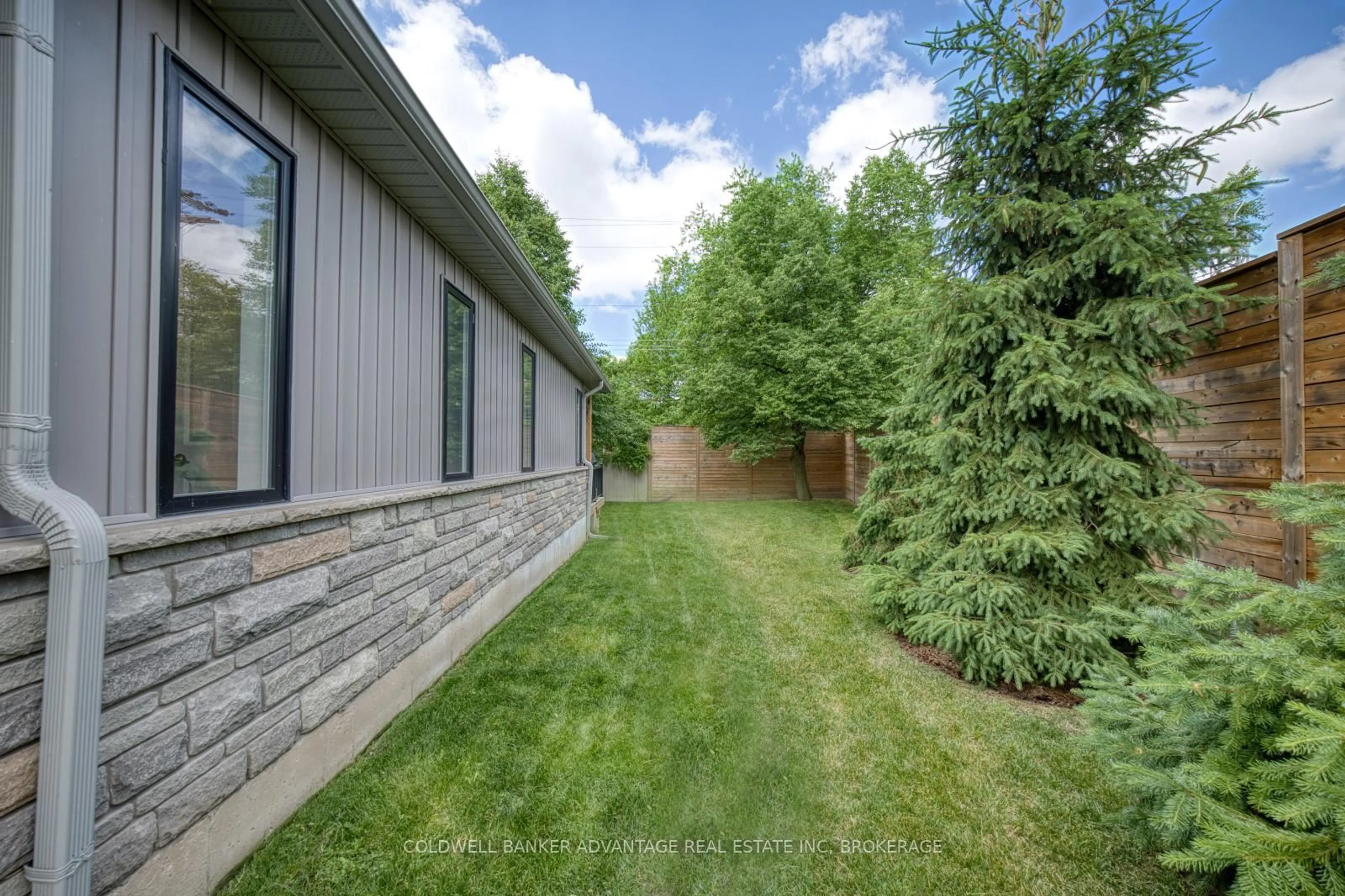Patio, forest/trees view for 1 Borden Tr, Welland Ontario L3C 0H1