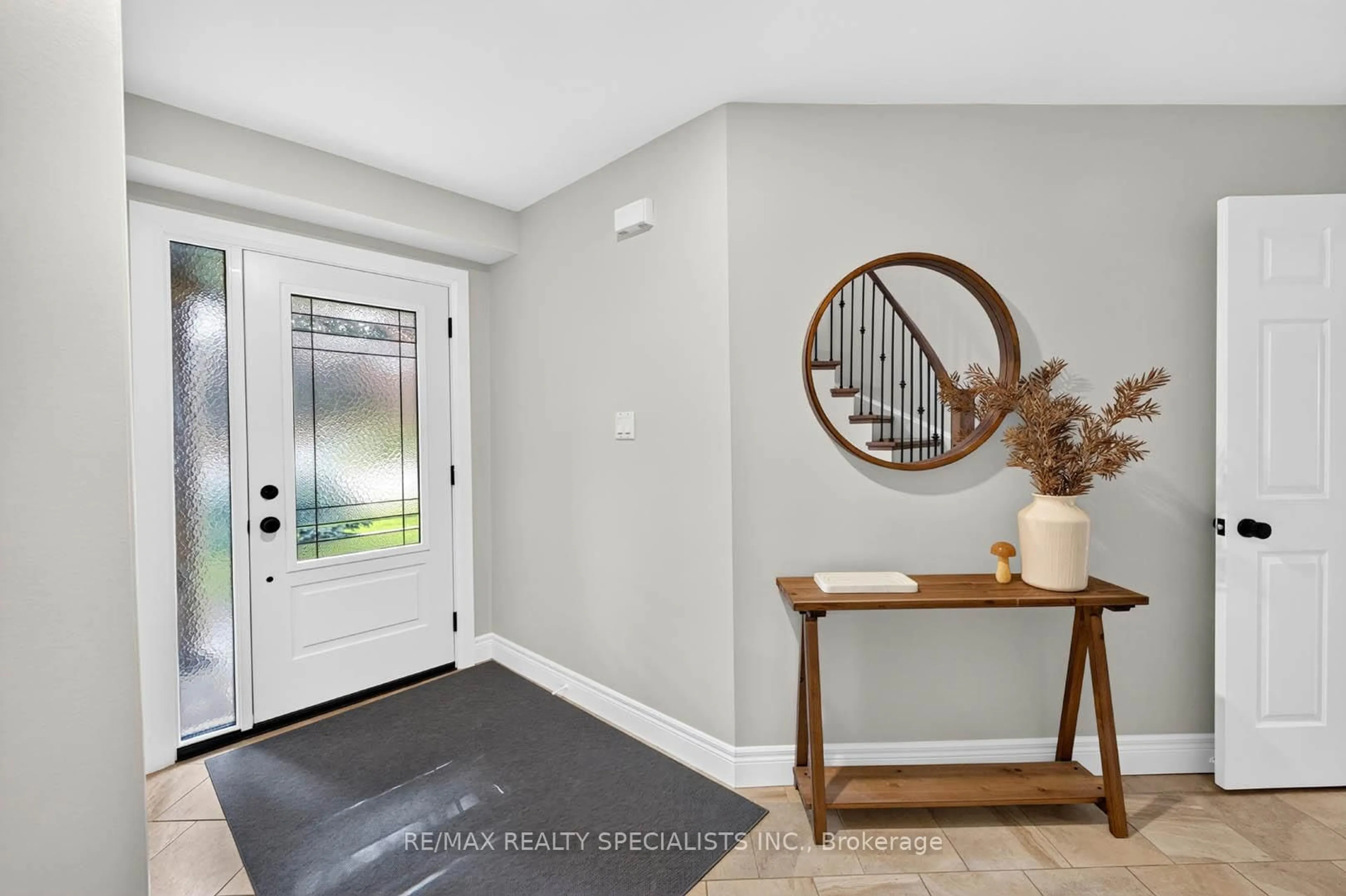 Indoor entryway for 87 Chatsworth Cres, Hamilton Ontario L8B 0N7