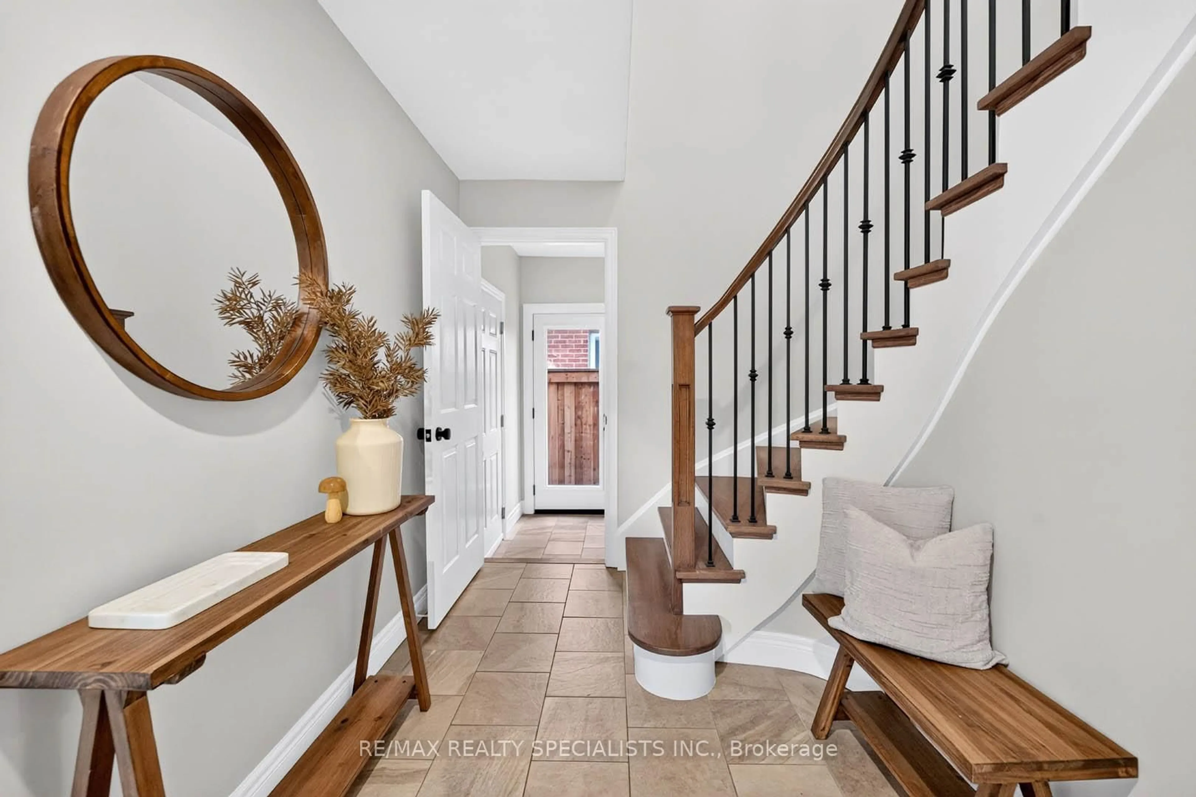Indoor entryway for 87 Chatsworth Cres, Hamilton Ontario L8B 0N7