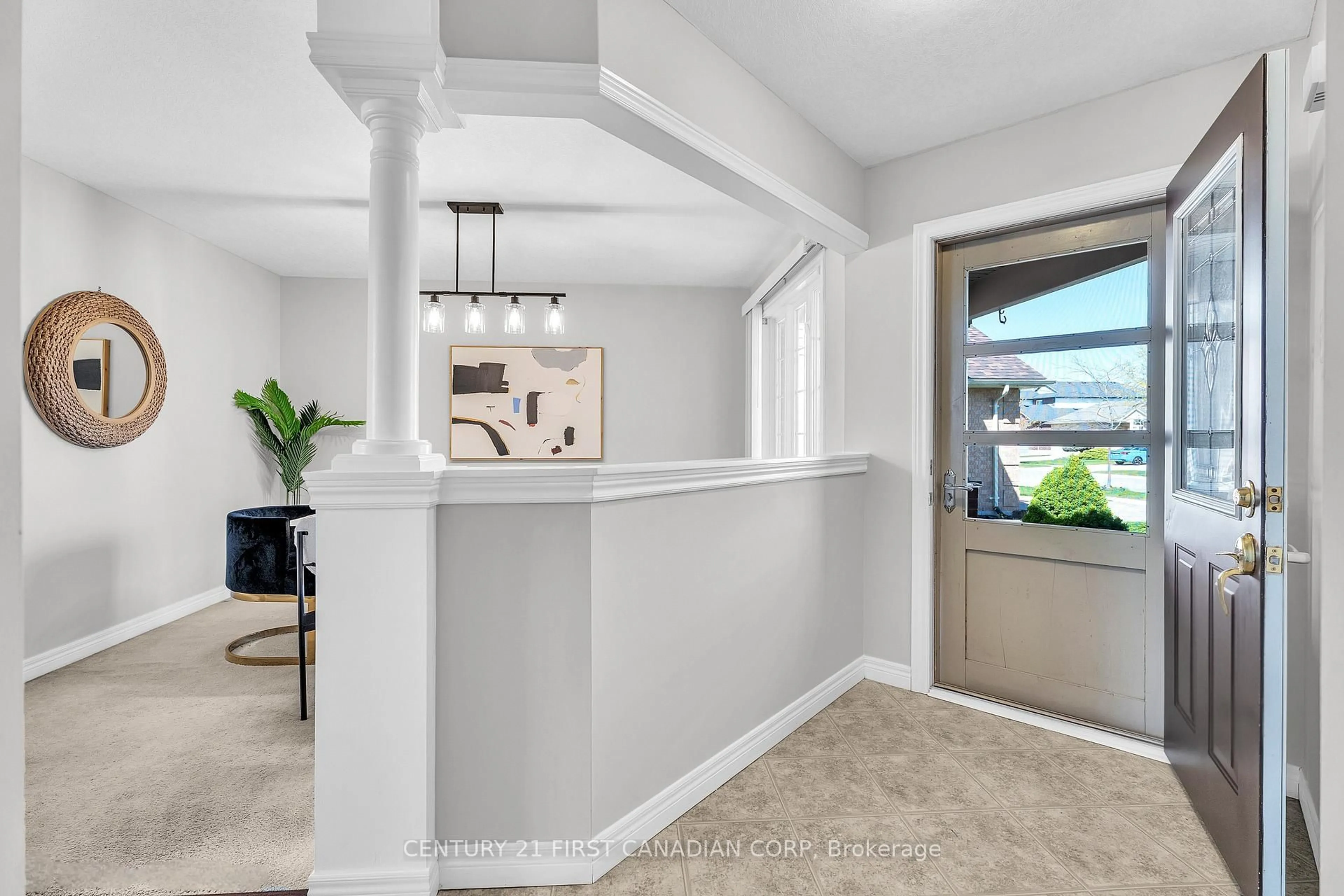 Indoor entryway for 1121 South Wenige Dr, London North Ontario N5X 4G5