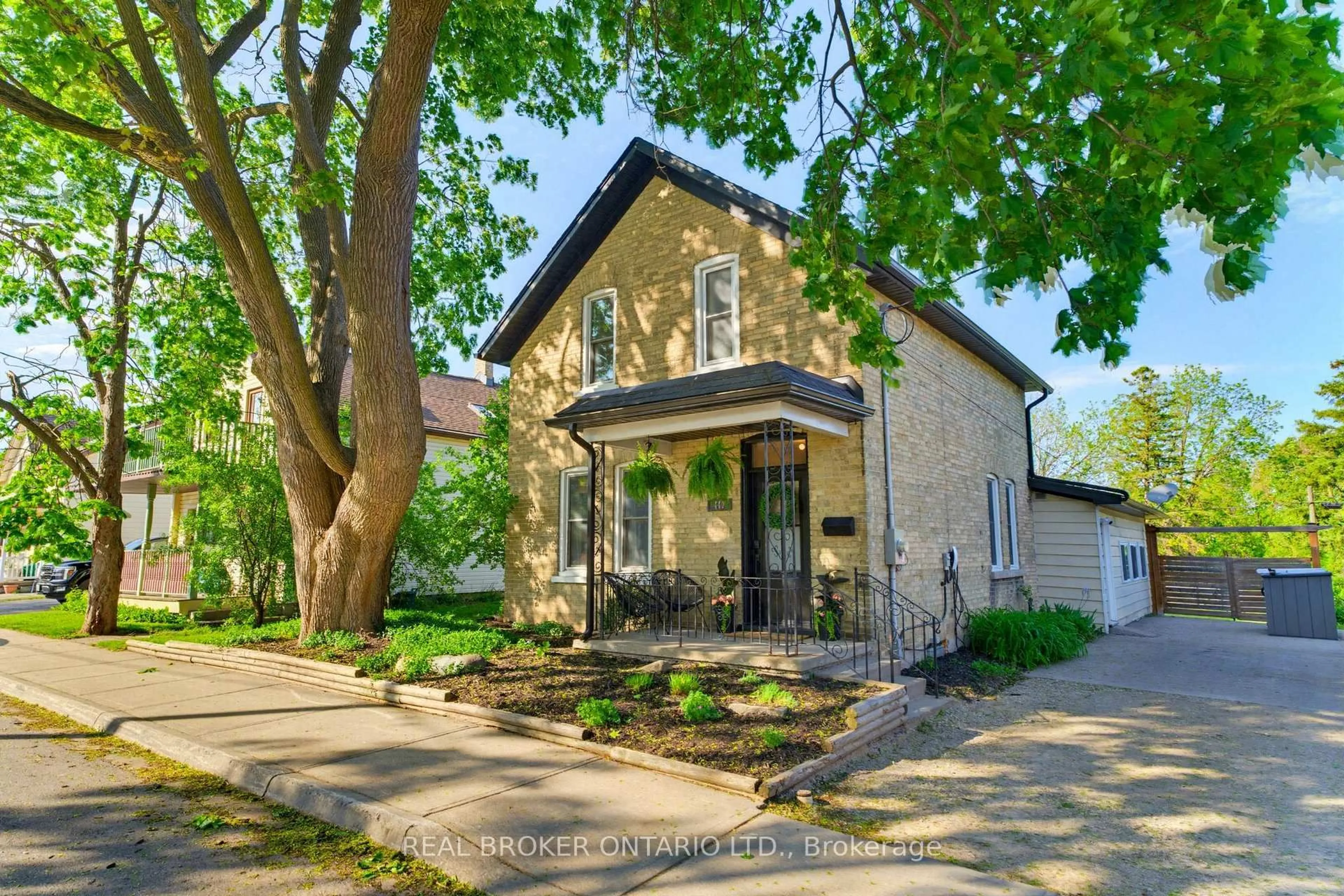 Home with brick exterior material, street for 440 Duke St, Kitchener Ontario N2H 3Y8