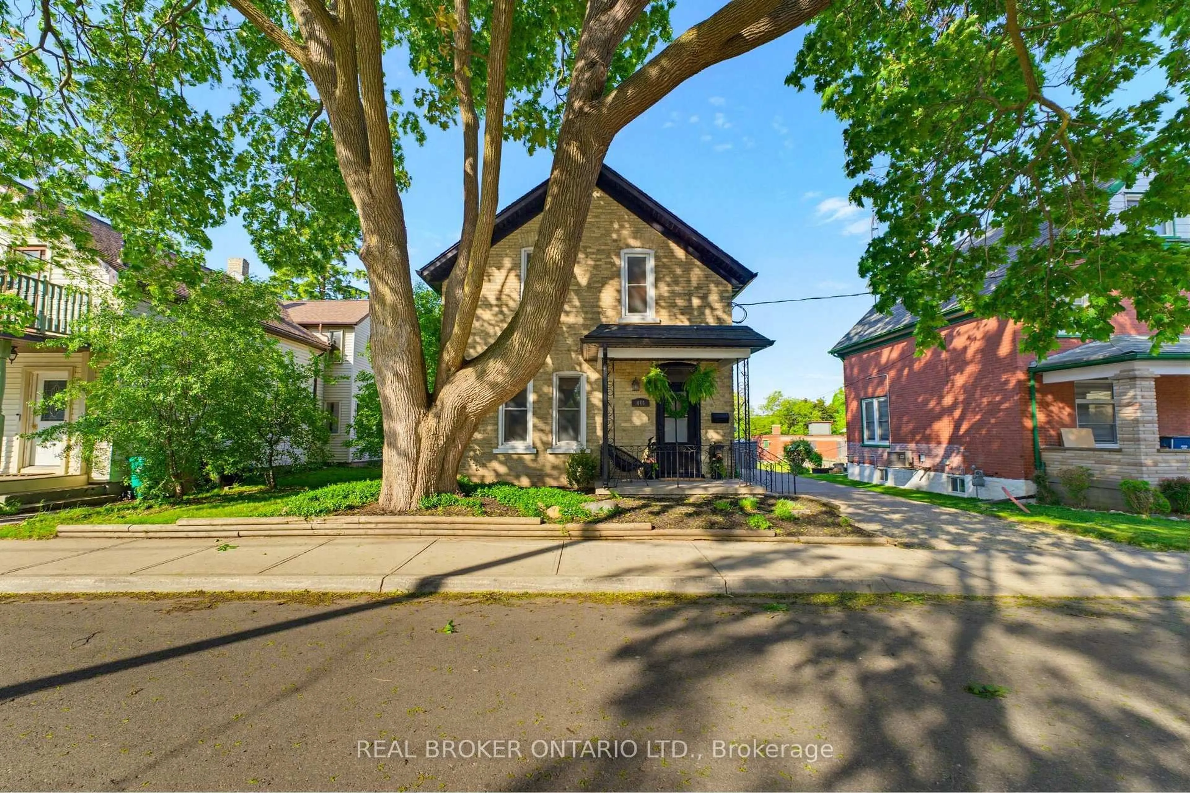 A pic from outside/outdoor area/front of a property/back of a property/a pic from drone, street for 440 Duke St, Kitchener Ontario N2H 3Y8
