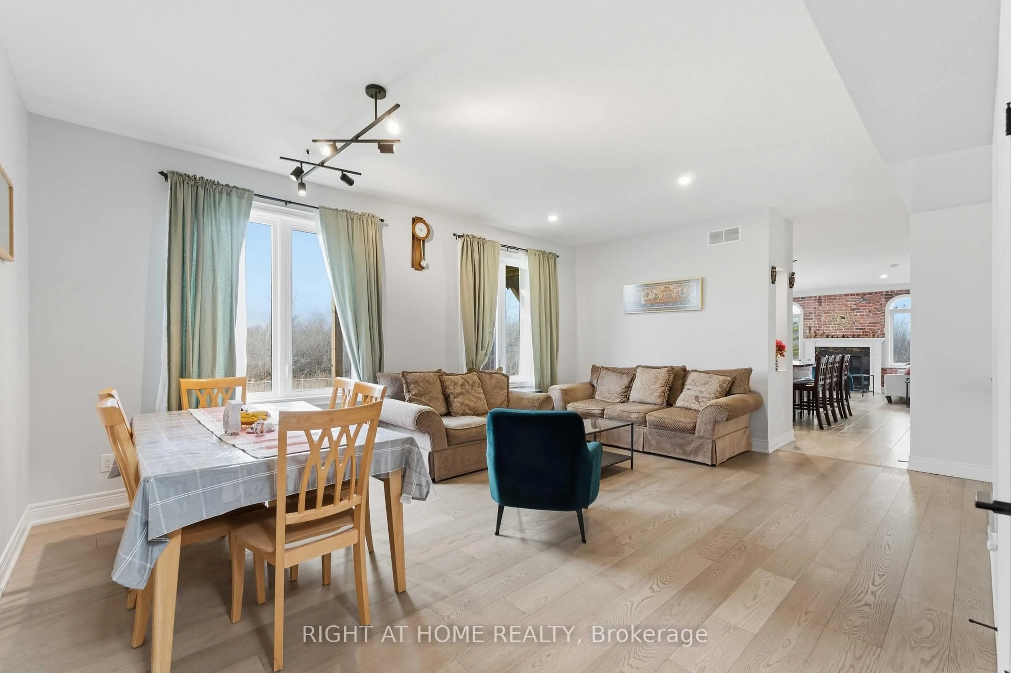 Living room with furniture, wood/laminate floor for 901 Gorham Rd, Fort Erie Ontario L0S 1N0