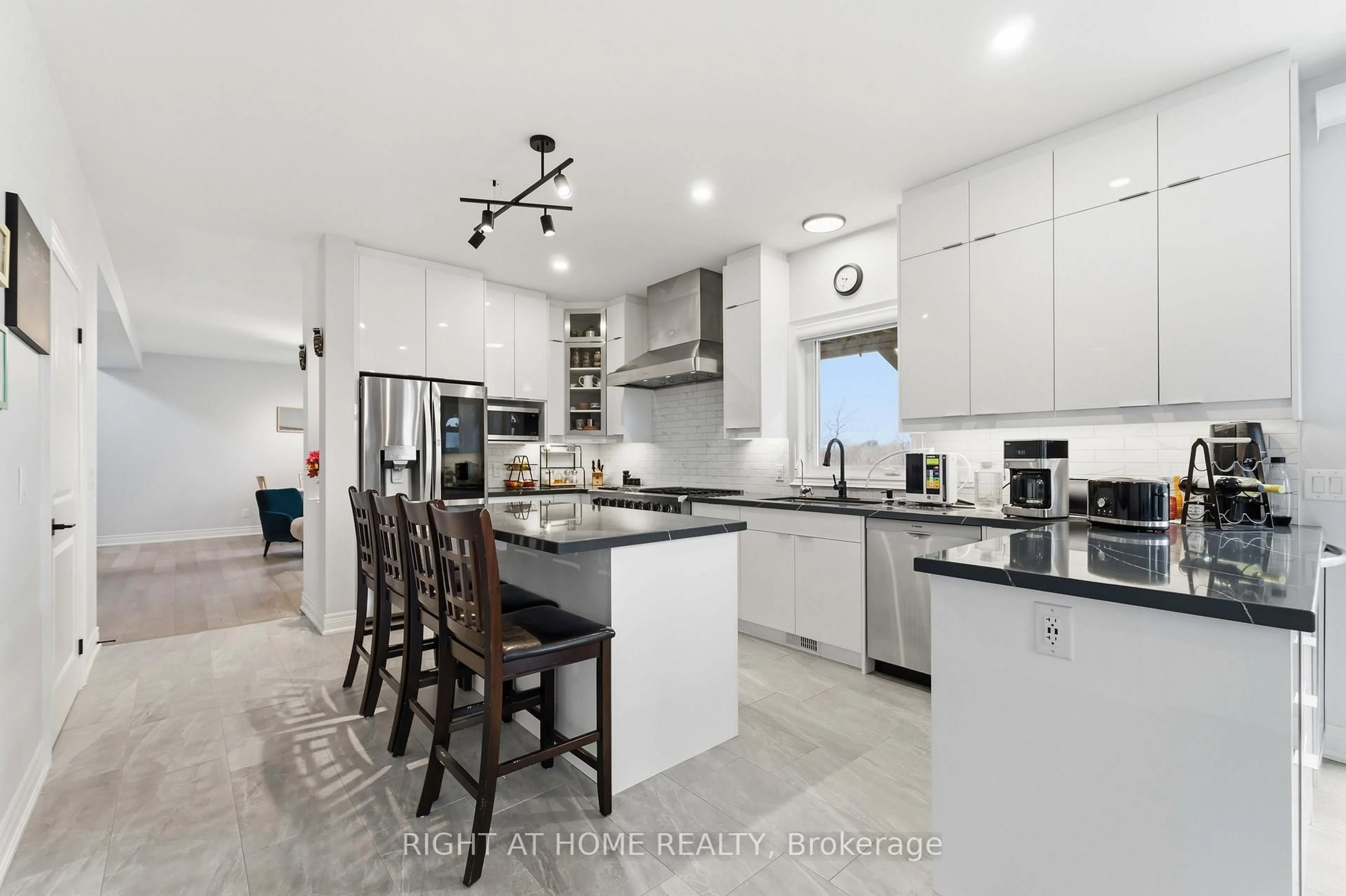 Open concept kitchen, ceramic/tile floor for 901 Gorham Rd, Fort Erie Ontario L0S 1N0