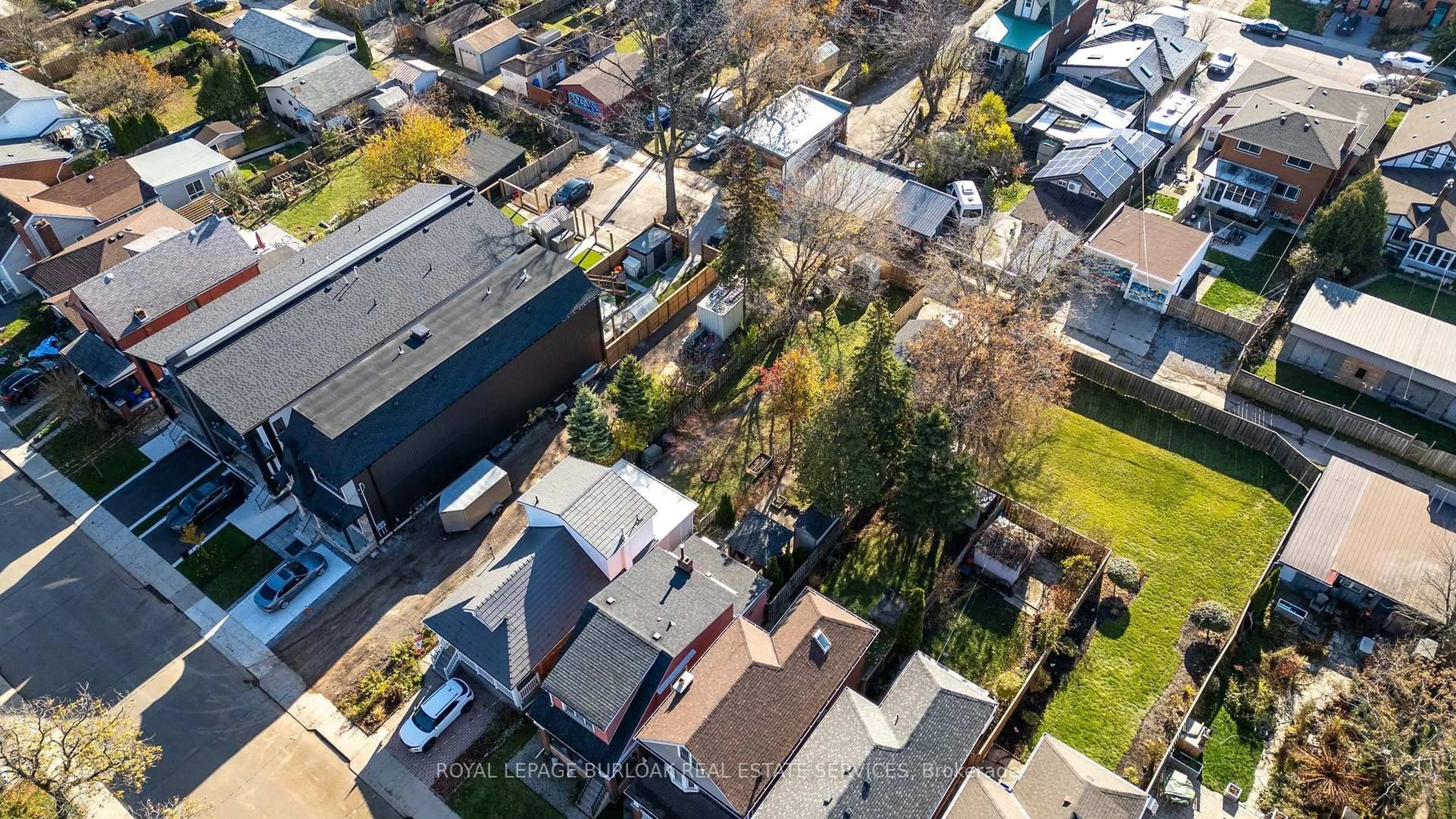 A pic from outside/outdoor area/front of a property/back of a property/a pic from drone, street for 85 Melbourne St, Hamilton Ontario L8P 2A5
