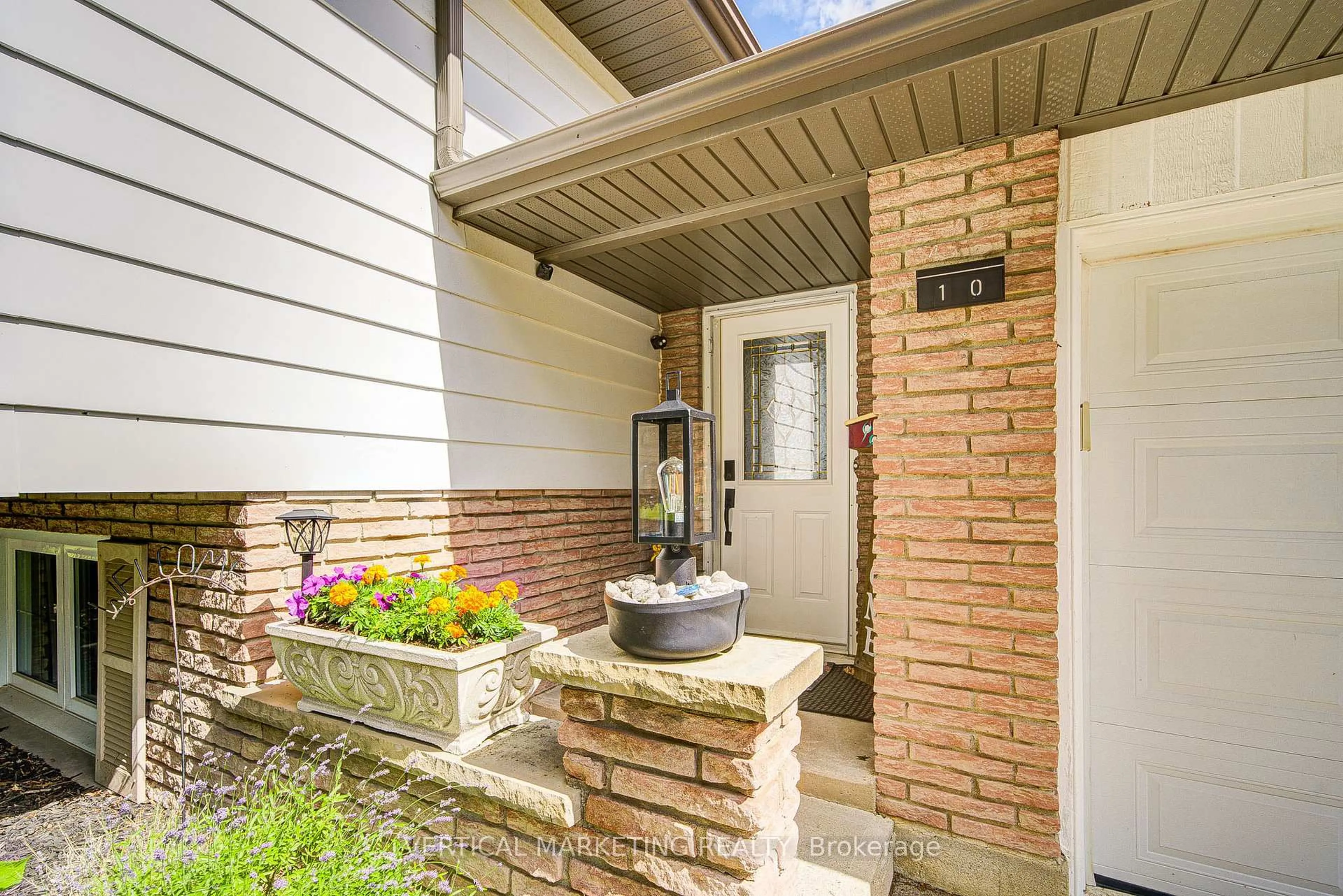 Indoor entryway for 10 Crabapple Crt, Brantford Ontario N3R 5X9