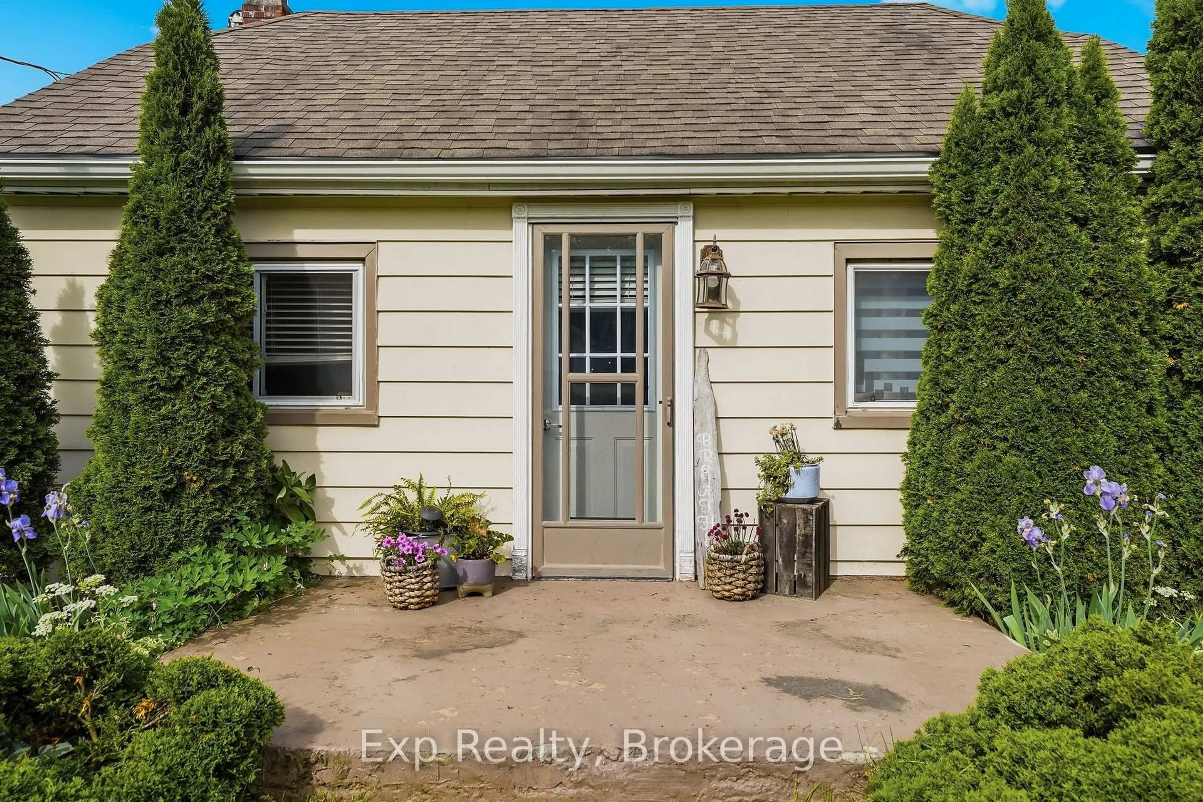 Indoor entryway for 34 South Park St, Hastings Ontario K0K 2C0