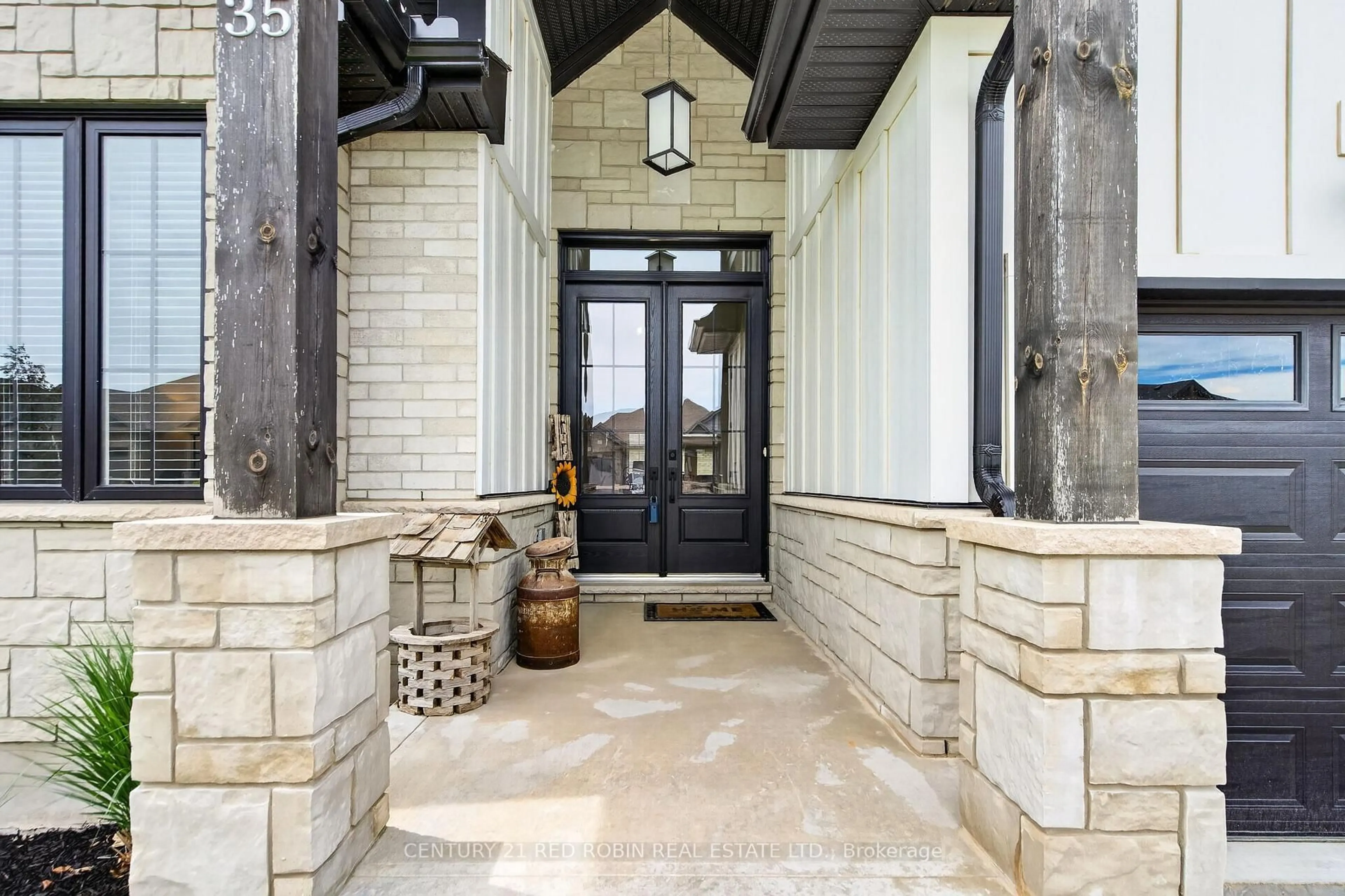 Indoor entryway for 35 Elliot St, Strathroy-Caradoc Ontario N7G 0H1