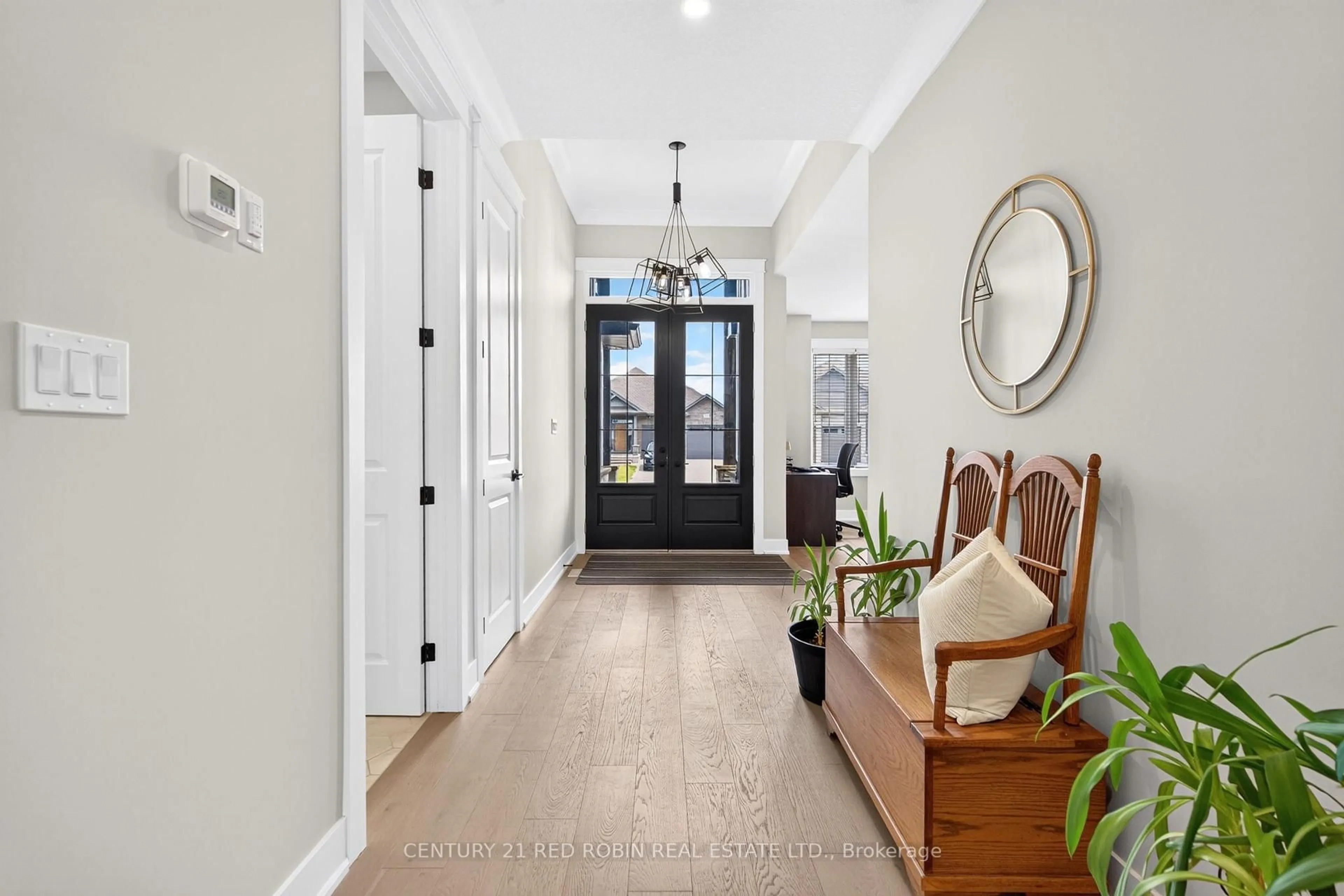 Indoor entryway for 35 Elliot St, Strathroy-Caradoc Ontario N7G 0H1