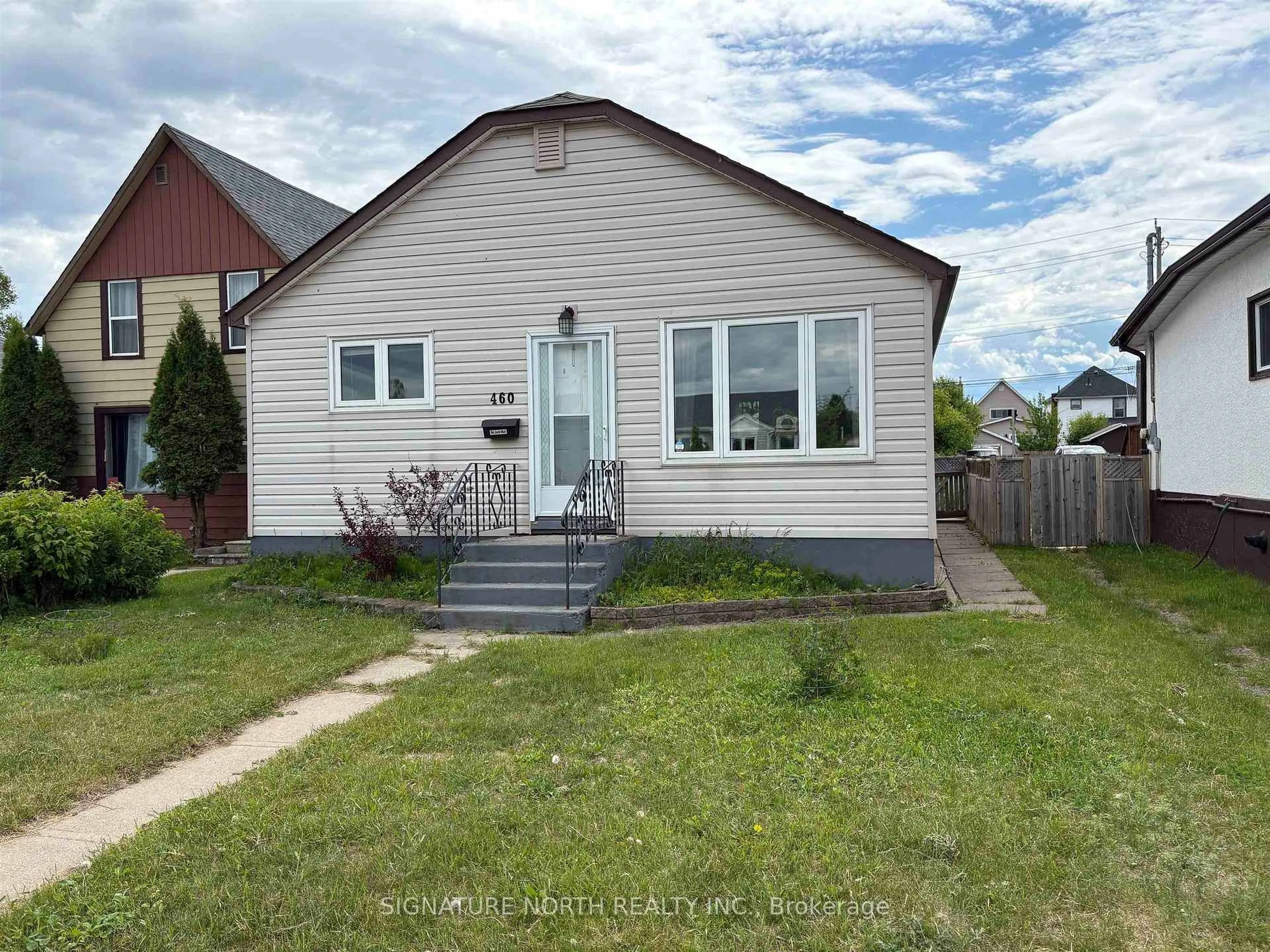 Home with vinyl exterior material, street for 460 Mary St, Thunder Bay Ontario P7E 4K3