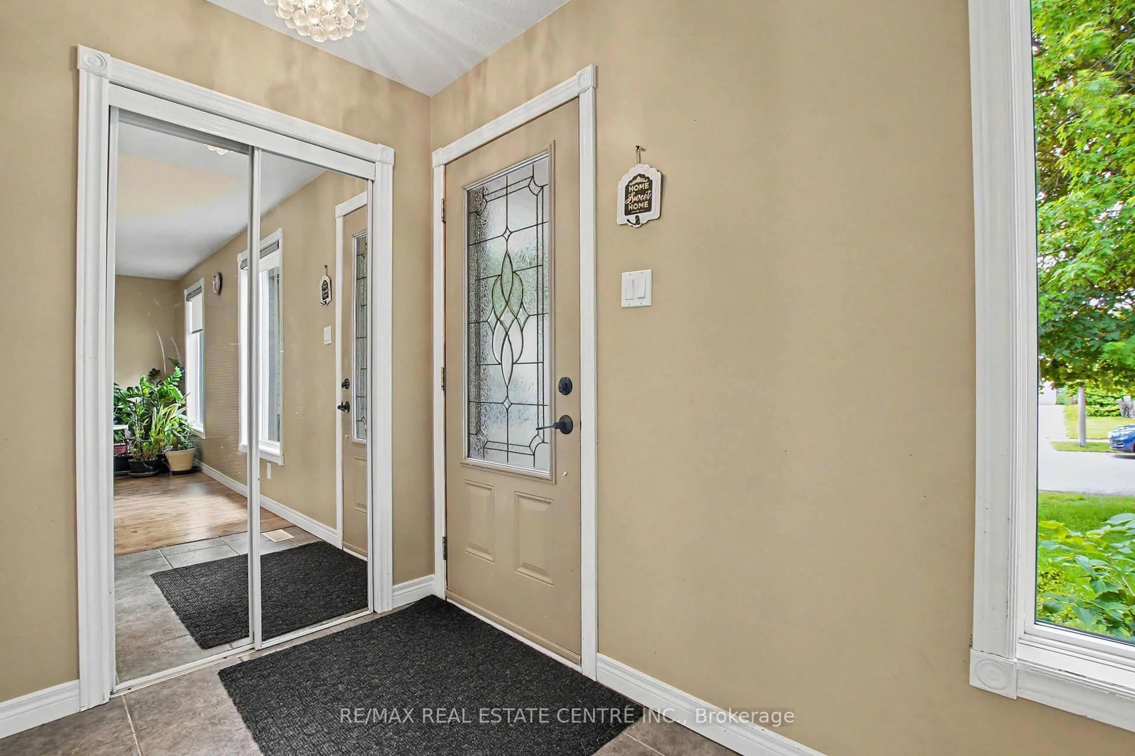 Indoor entryway for 514 Havelock Dr, Waterloo Ontario N2L 4N7