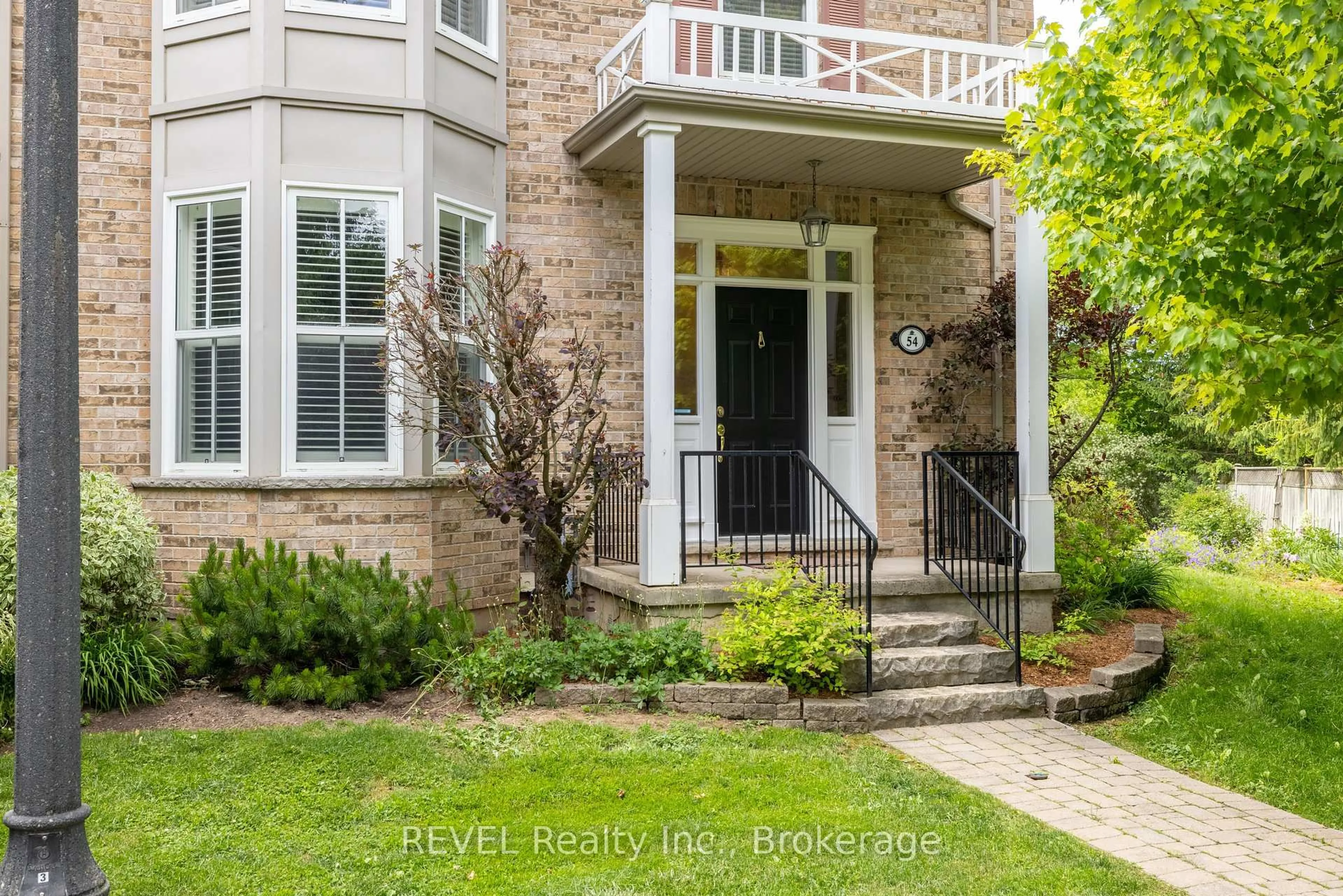 Indoor entryway for 54 Kirkwood Dr, Niagara-on-the-Lake Ontario L0S 1J0